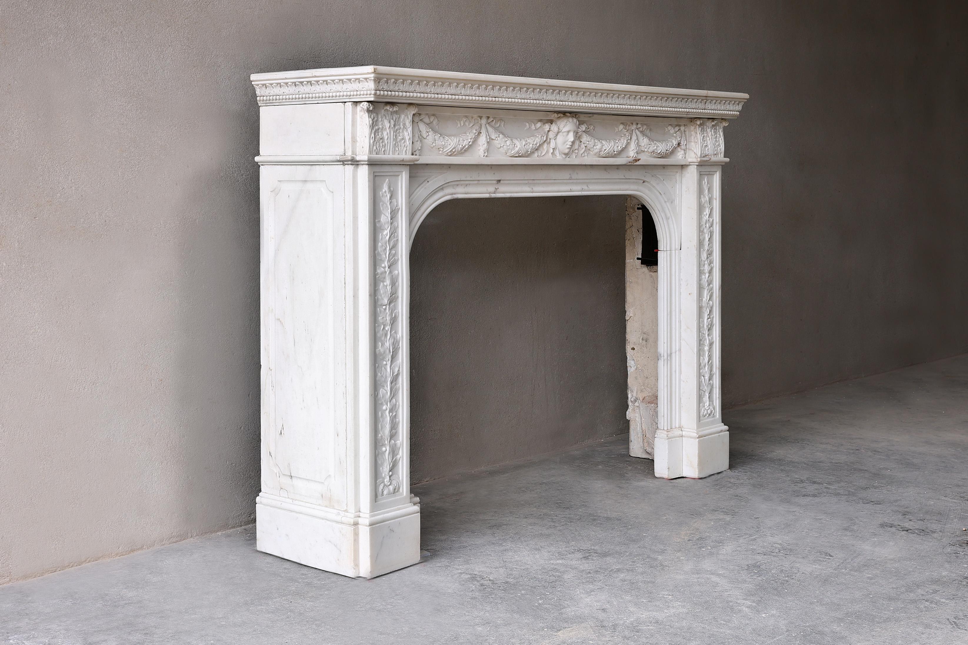 Beautiful antique fireplace from the 19th century in English Regency style! This fireplace has a very chic look and many decorations and ornaments, such as acanthus leaves. An elegant Carrara marble fireplace that fits in many interiors in terms of