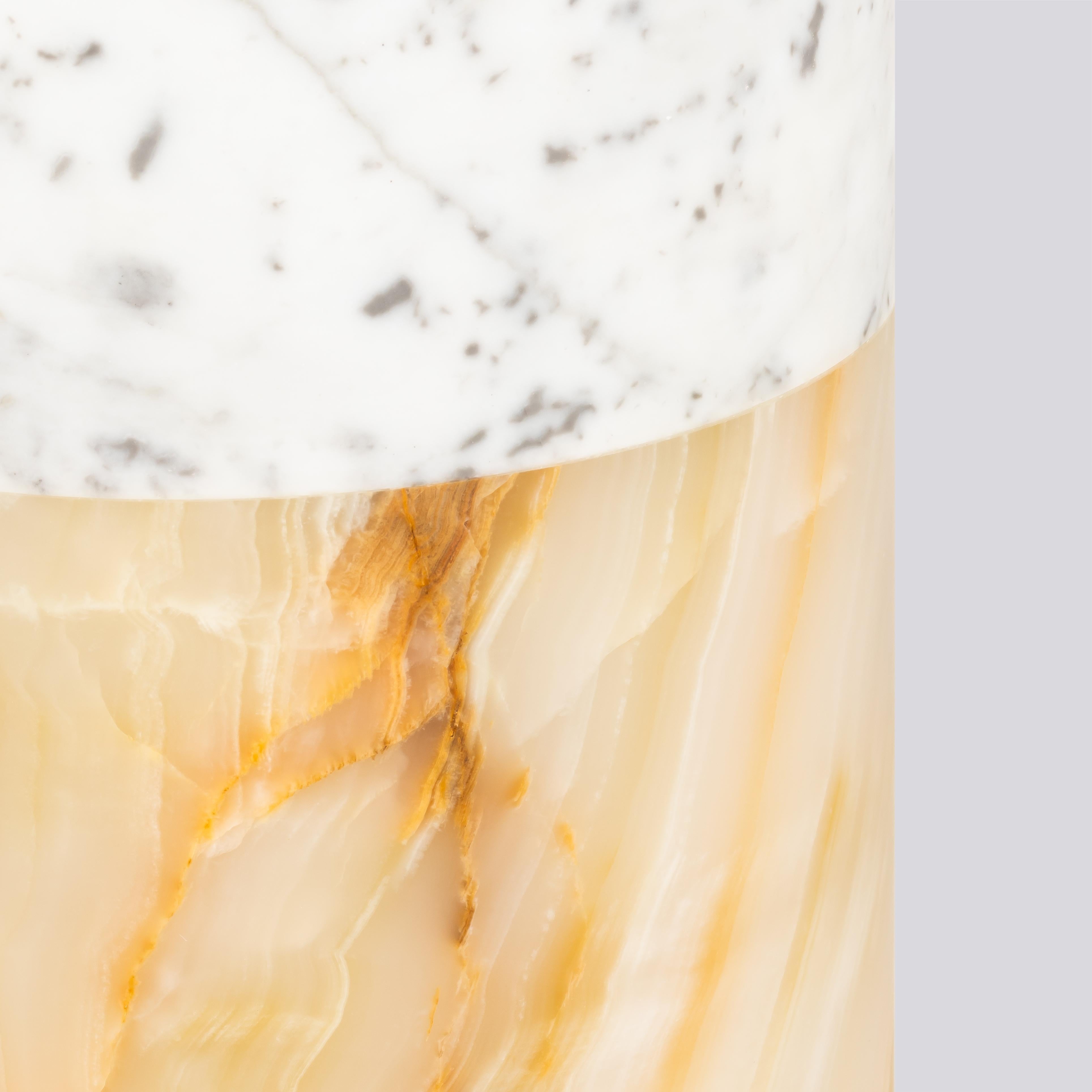 italien Lampe à pilier en marbre de Carrare et onyx avec abat-jour en coton par Stories of Italy en vente