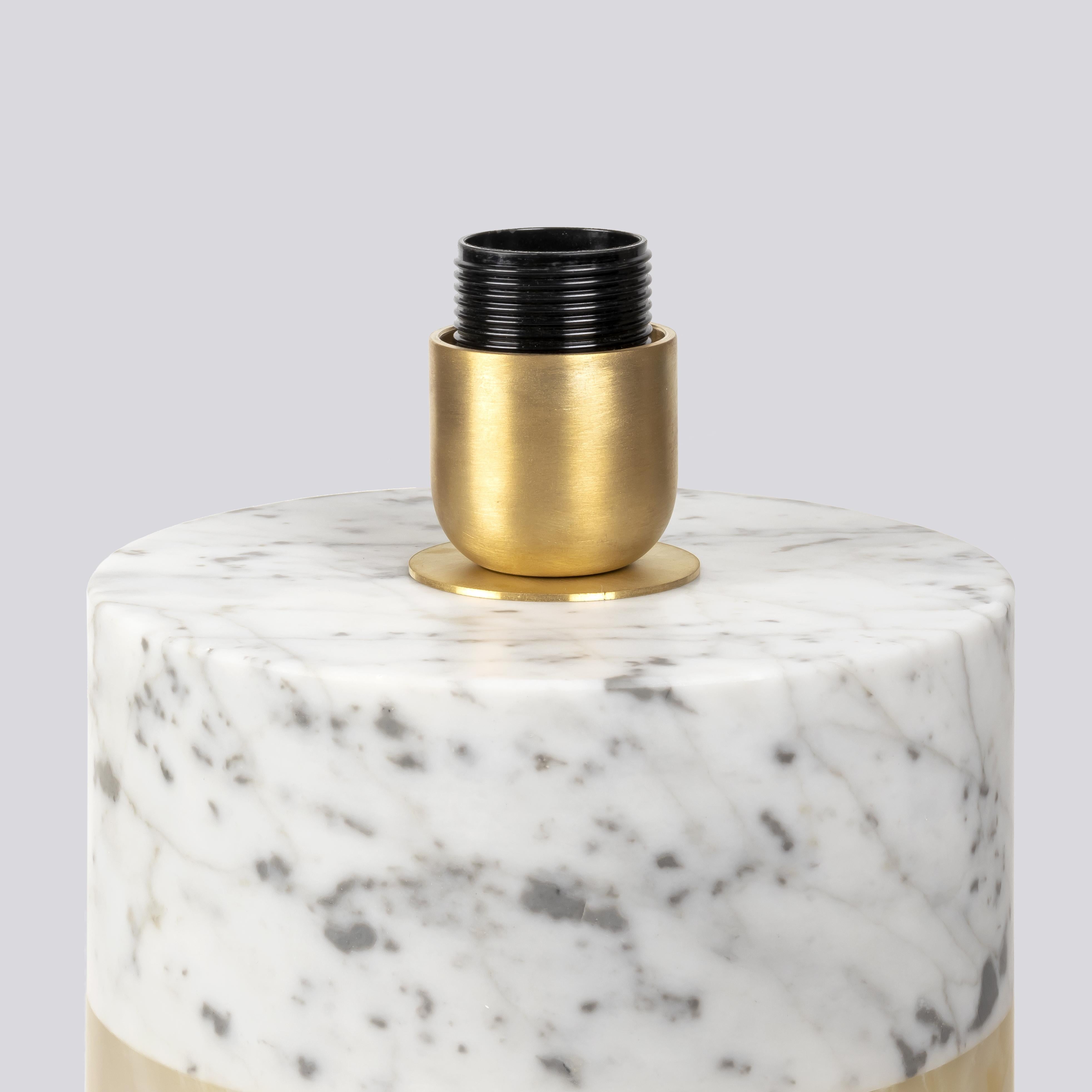 Fait main Lampe à pilier en marbre de Carrare et onyx avec abat-jour en coton par Stories of Italy en vente