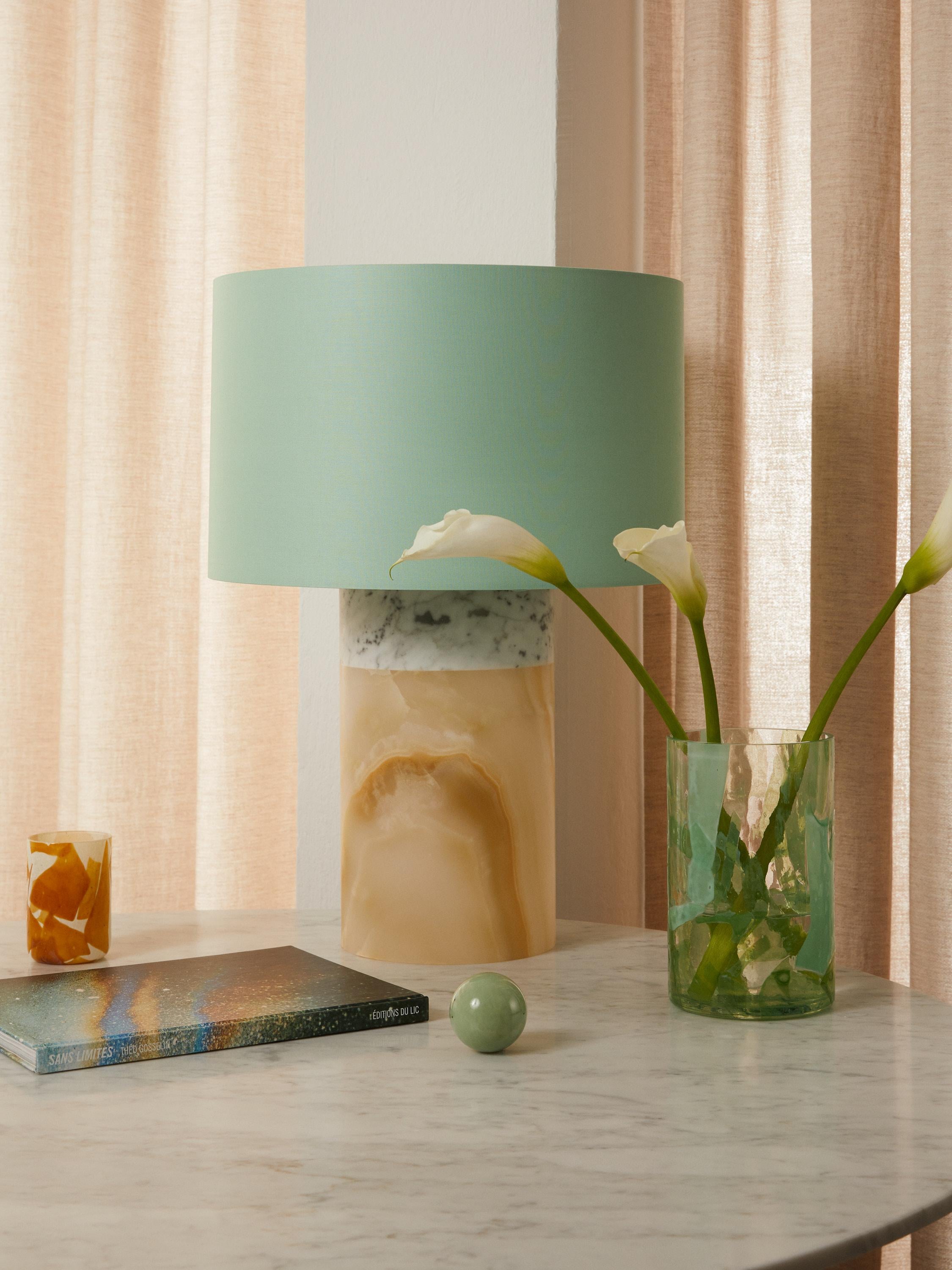 Pillar-Lampe aus Carrara-Marmor und Onyx mit Lampenschirm aus Baumwolle von Stories of Italy (21. Jahrhundert und zeitgenössisch) im Angebot