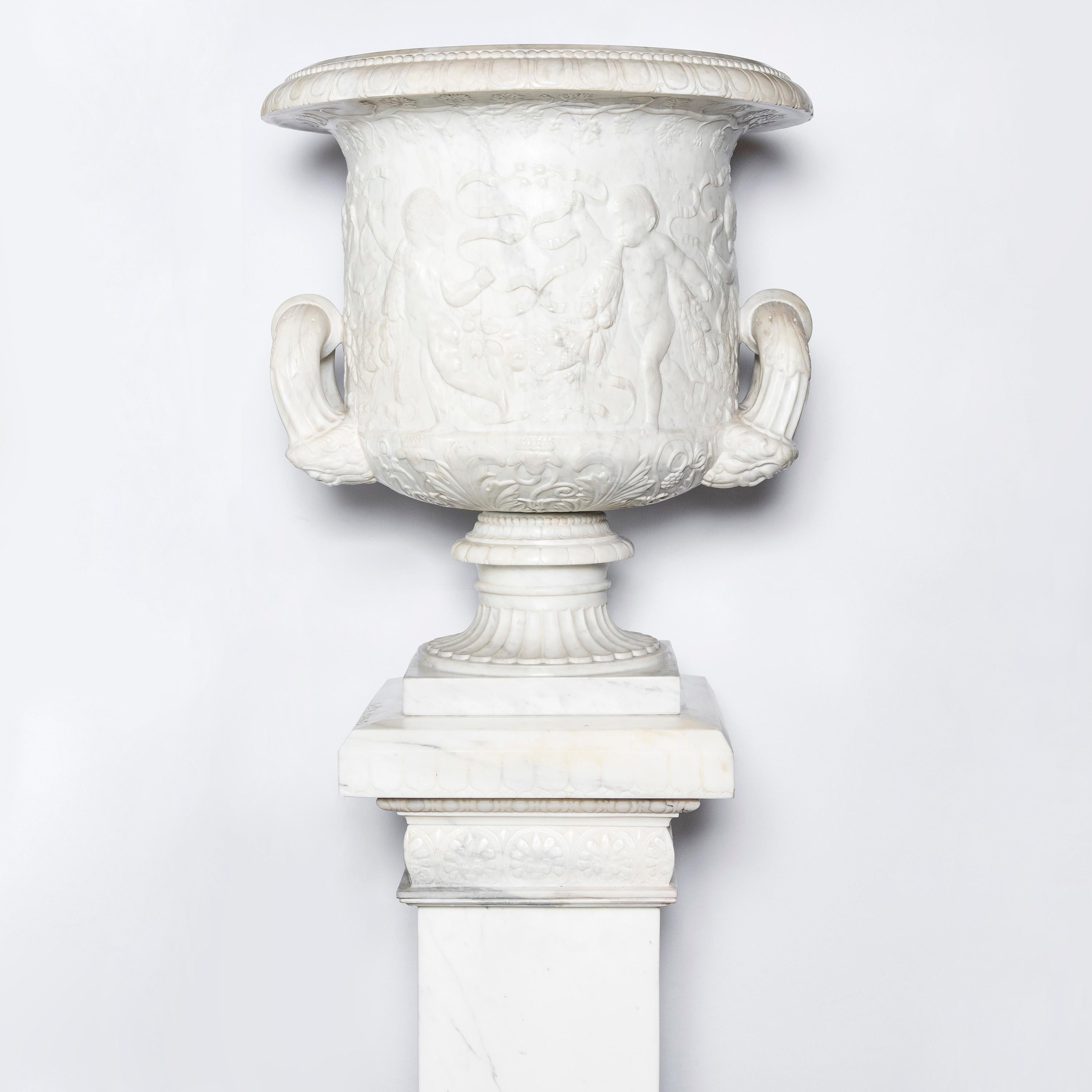 Pflanzgefäß und Sockel aus Carrara-Marmor. Sockel signiert 