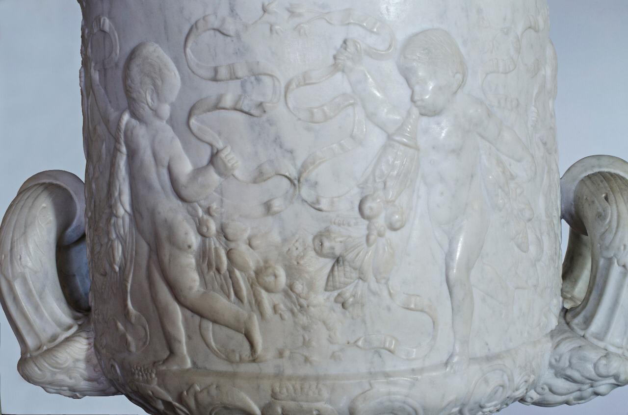 Pflanzgefäß und Sockel aus Carrara-Marmor, Sockel signiert 