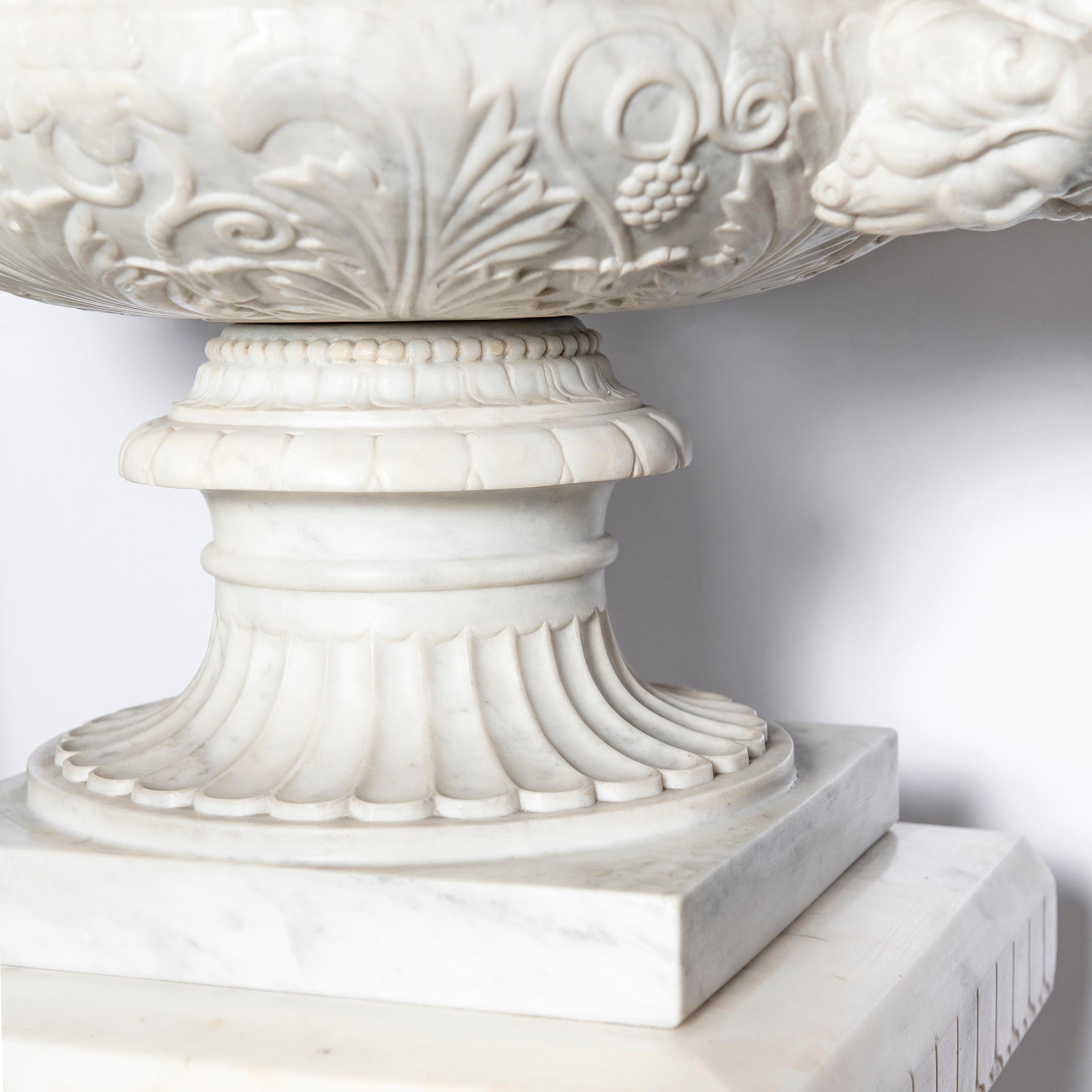Pflanzgefäß und Sockel aus Carrara-Marmor, Sockel signiert 