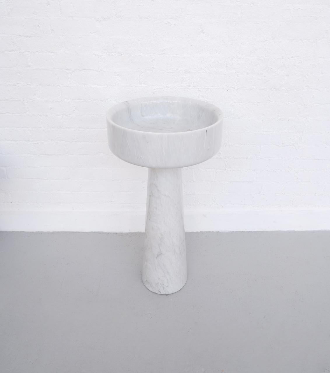 White Carrara marble planter designed by Angelo Mangiarotti, the Italian architect and designer synonymous with functional design in marble and stone. An icon of Italian craftsmanship his work is revered for its humanistic and inventive simplicity.