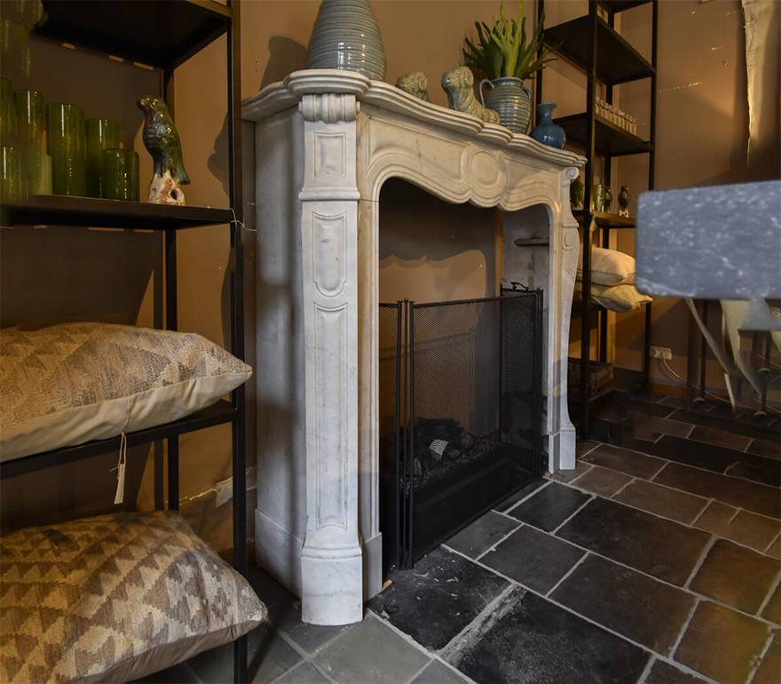 Carrara Marble Pompadour Fireplace mantel from the 19th Century
to place around the chimney.

For all other sizes, see last photo.