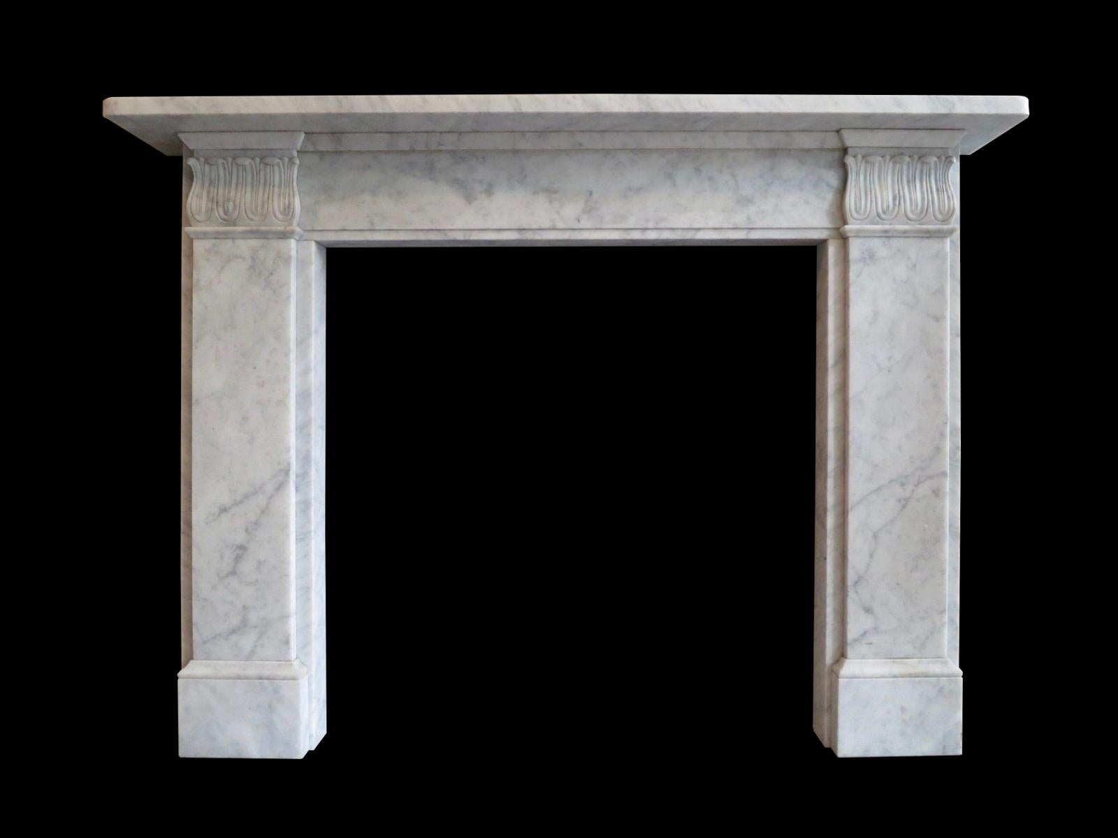 Sculpté Cheminée de style Regency en marbre de Carrare  en vente