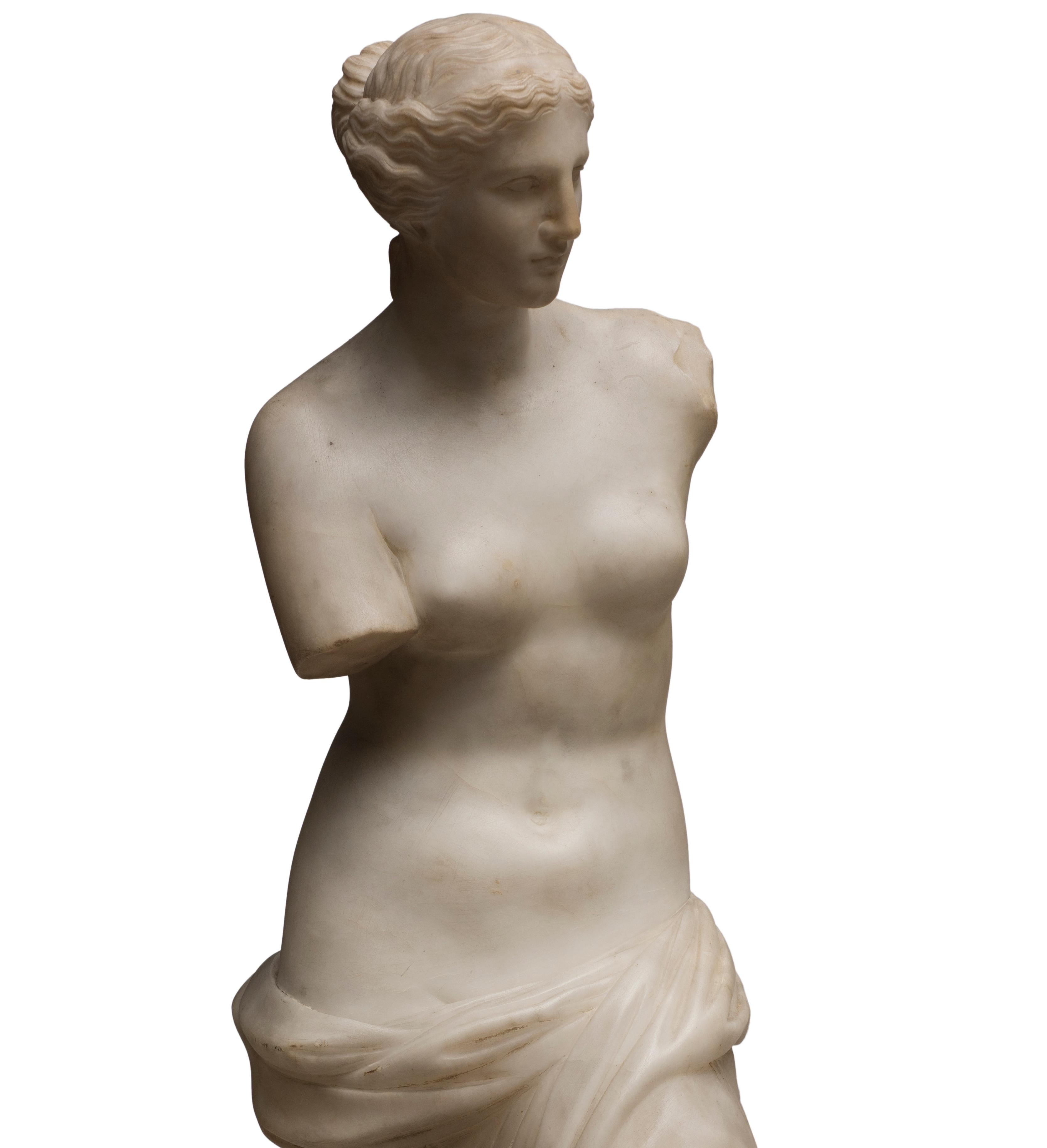 La Venus de Milo es una escultura original de mármol de Carrara realizada en 1820 por un escultor de manufactura francesa.

La bella escultura representa una copia de la famosa Venus de Milo, la antigua estatua que comúnmente se creía que