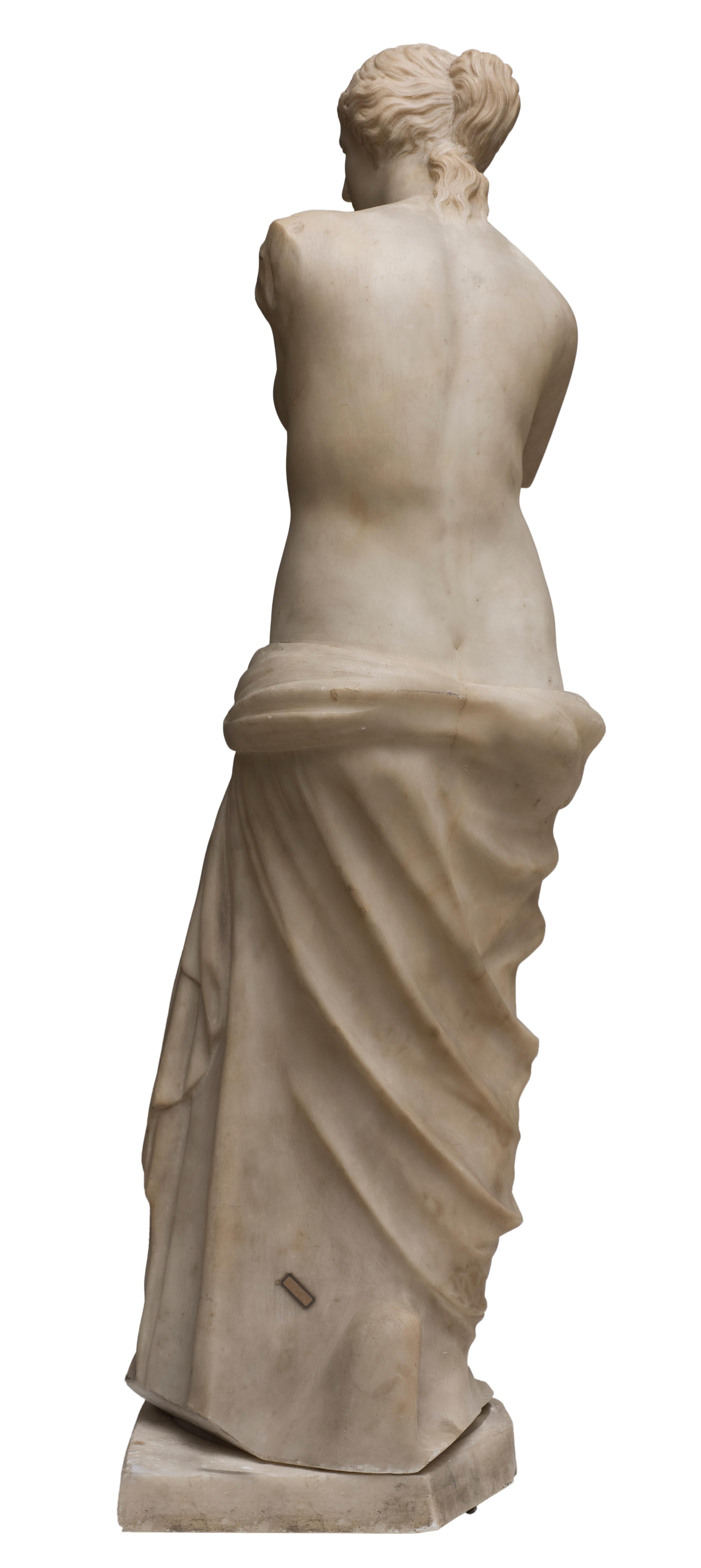 Carrara-Marmor-Skulptur einer Kopie der Venus de Milo des französischen Bildhauers, um 1820 (Geschnitzt) im Angebot