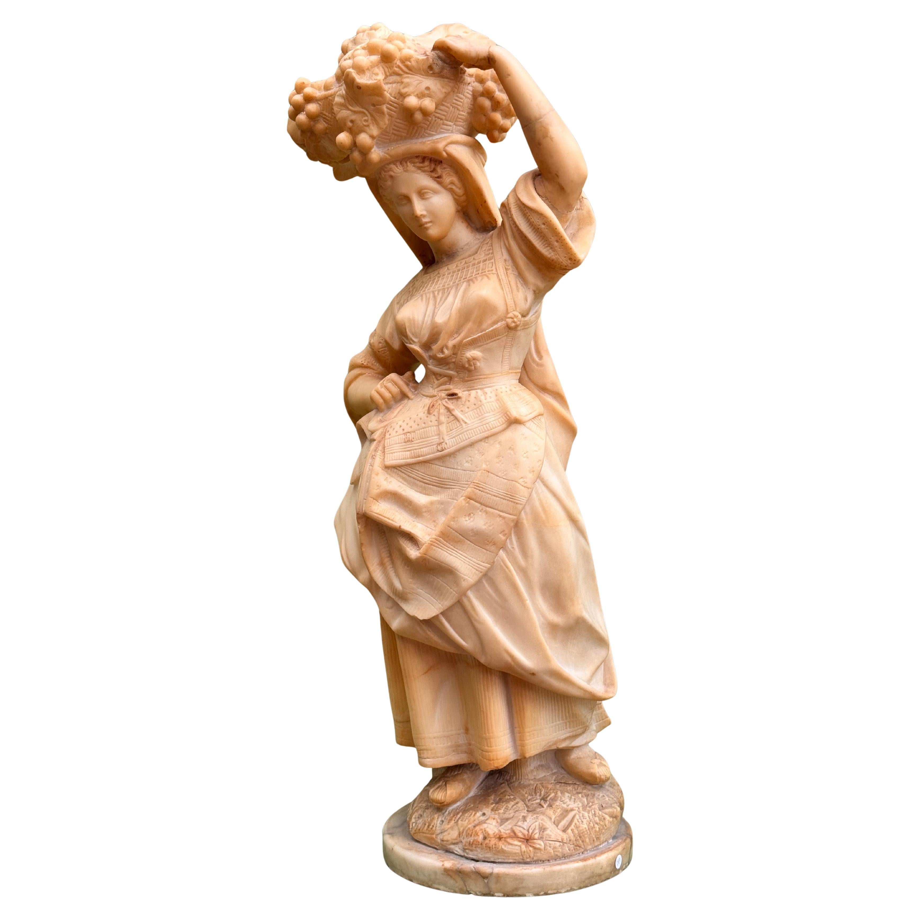 Skulptur aus Carrara-Marmor "Dame mit Blumenkopfschmuck" Europäische Schule 19. im Angebot