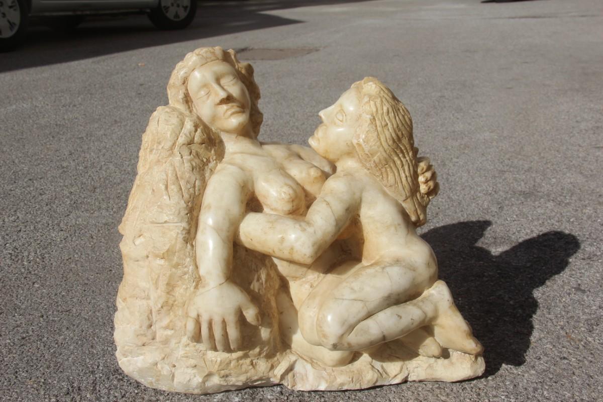 Escultura de Mármol de Carrara Lesbianas Abrazando al Italiano, 1973 Color Blanco Gay en Bueno estado para la venta en Palermo, Sicily