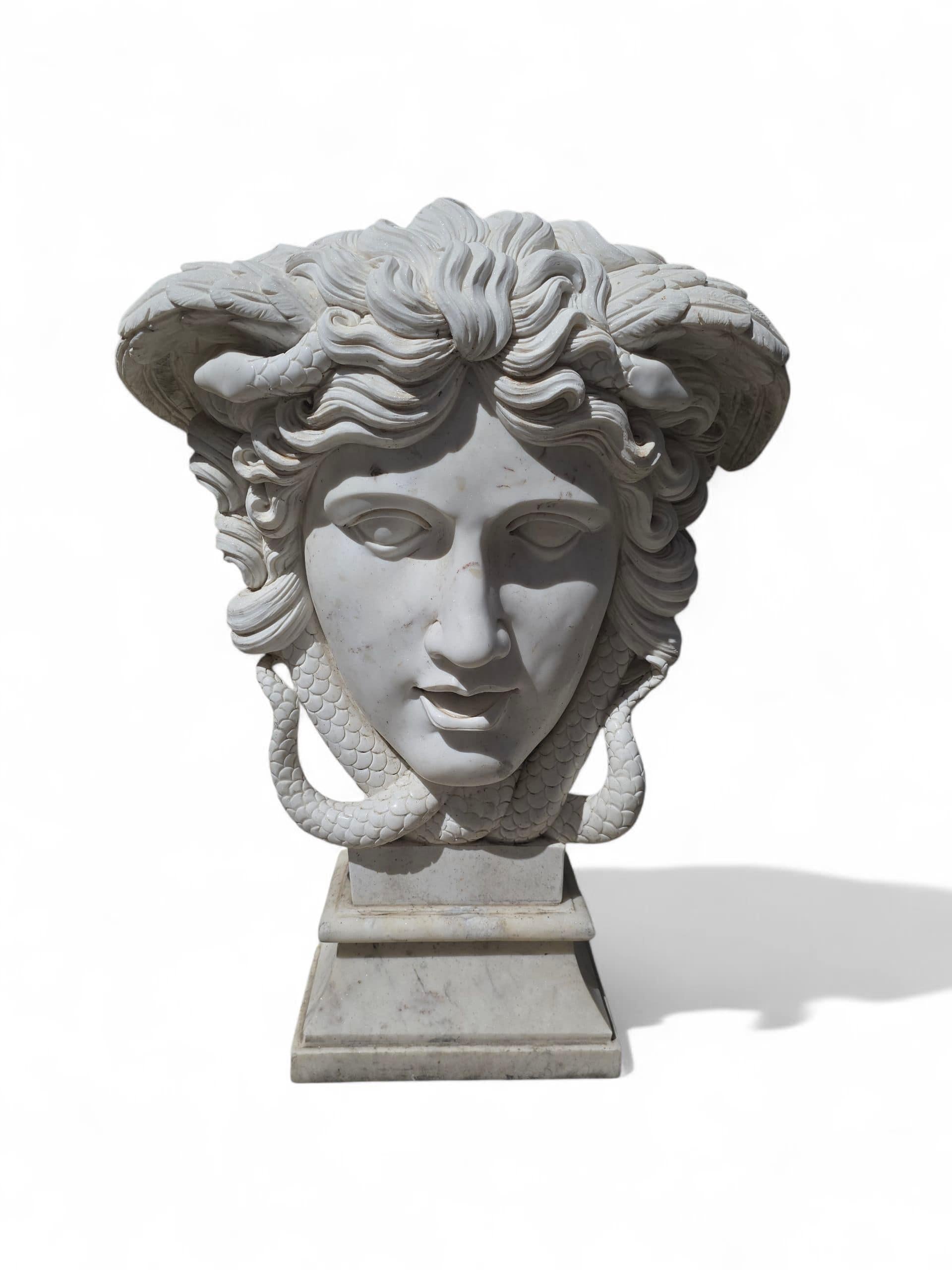Carrara-Marmor-Skulptur des Kopfes der Medusa, Italien im Zustand „Gut“ im Angebot in Madrid, ES