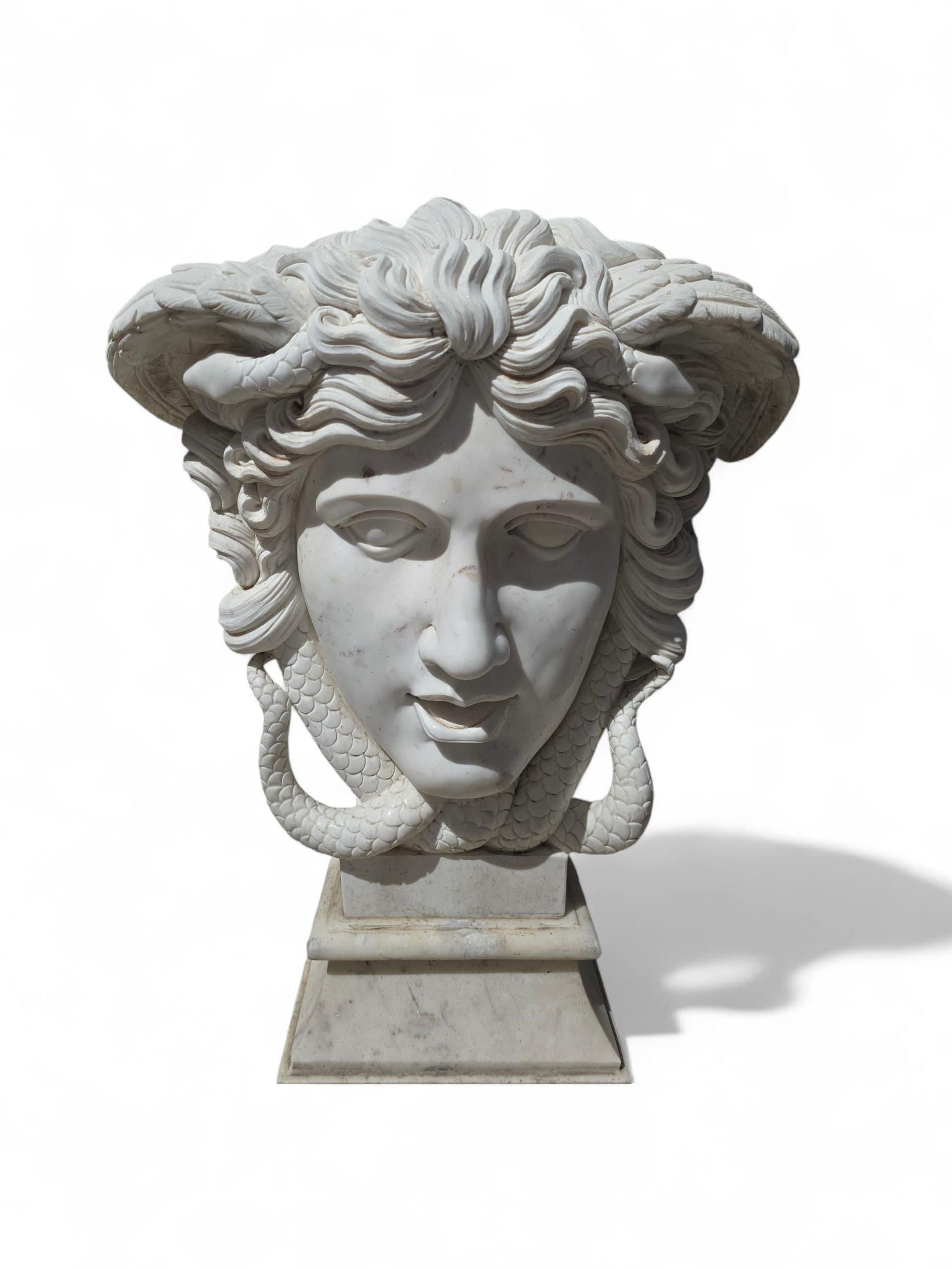 Carrara-Marmor-Skulptur des Kopfes der Medusa, Italien (21. Jahrhundert und zeitgenössisch) im Angebot