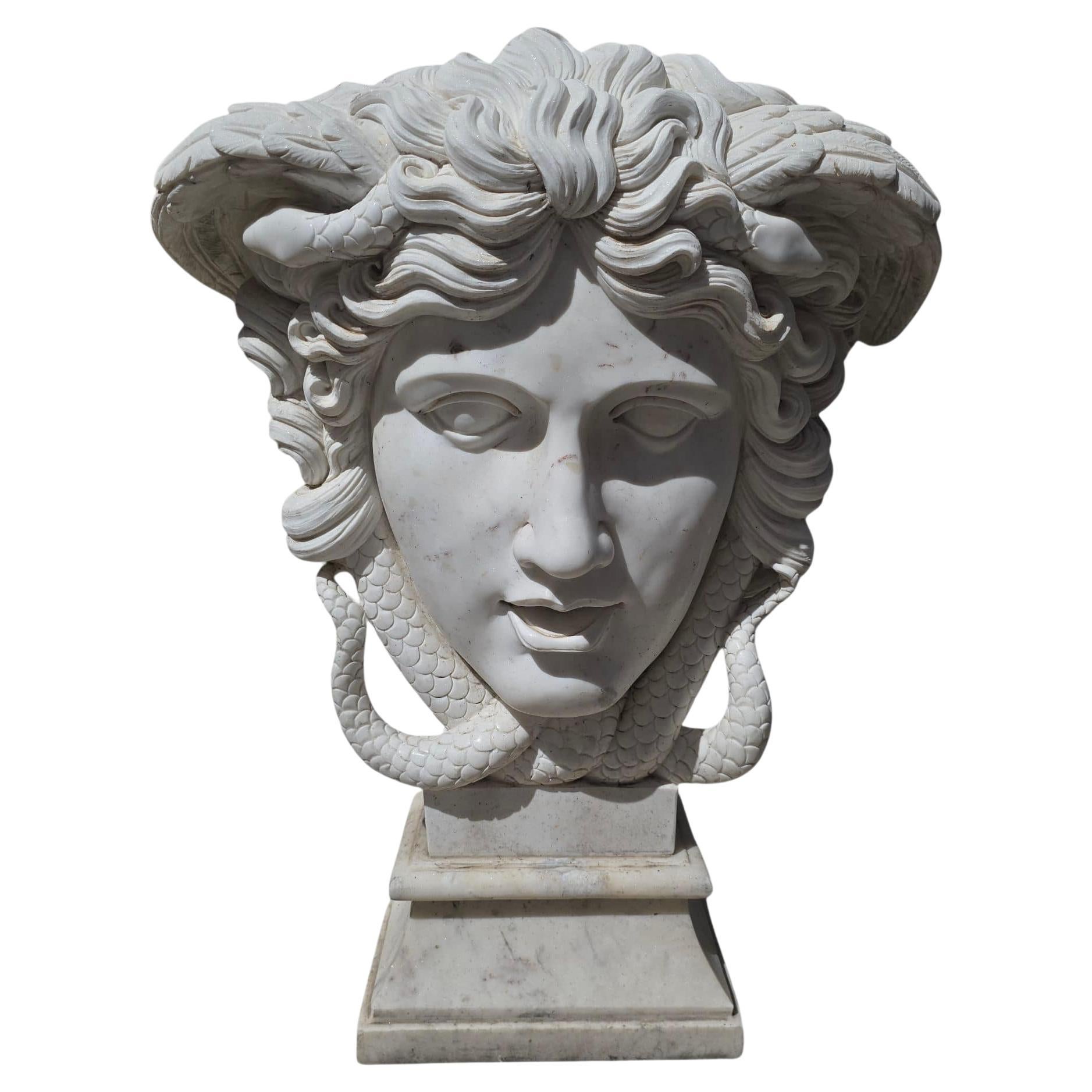 Carrara-Marmor-Skulptur des Kopfes der Medusa, Italien im Angebot