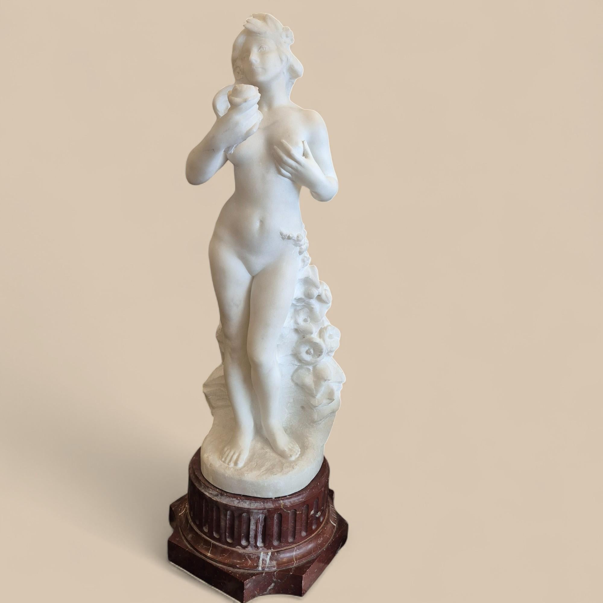 Di grande sensualità, questa statua in marmo bianco di Carrara raffigura Chloris, nuda, la dea dei fiori e del rinnovamento primaverile. Realizzato nel XIX secolo, incarna tutta la maestria della scultura neoclassica con una grazia senza tempo. Il