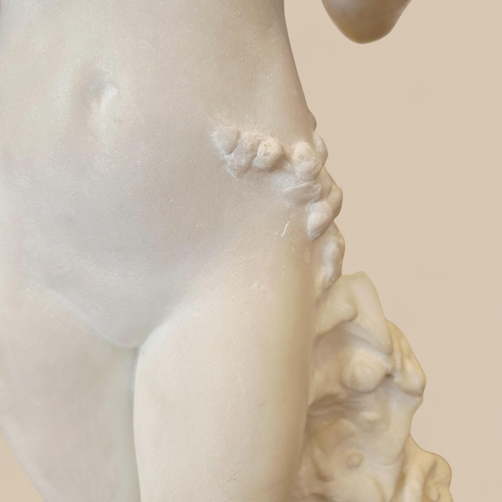 Intagliato a mano Scultura in marmo di Carrara della divinità Chloris, XIX secolo in vendita