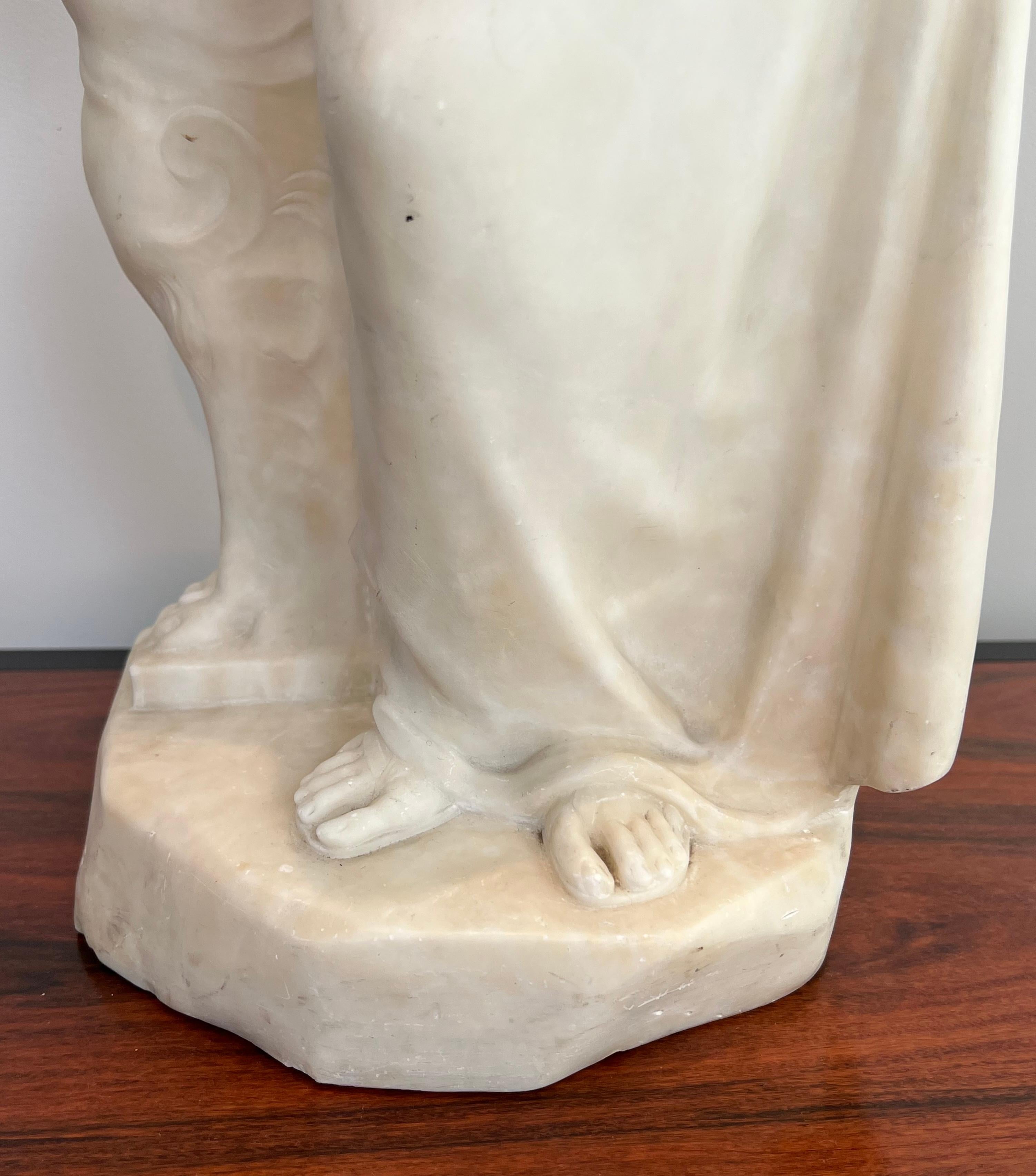 Carrara-Marmor-Skulptur, die ein romantisches junges Mädchen mit einem Krug darstellt, signiert im Angebot 4