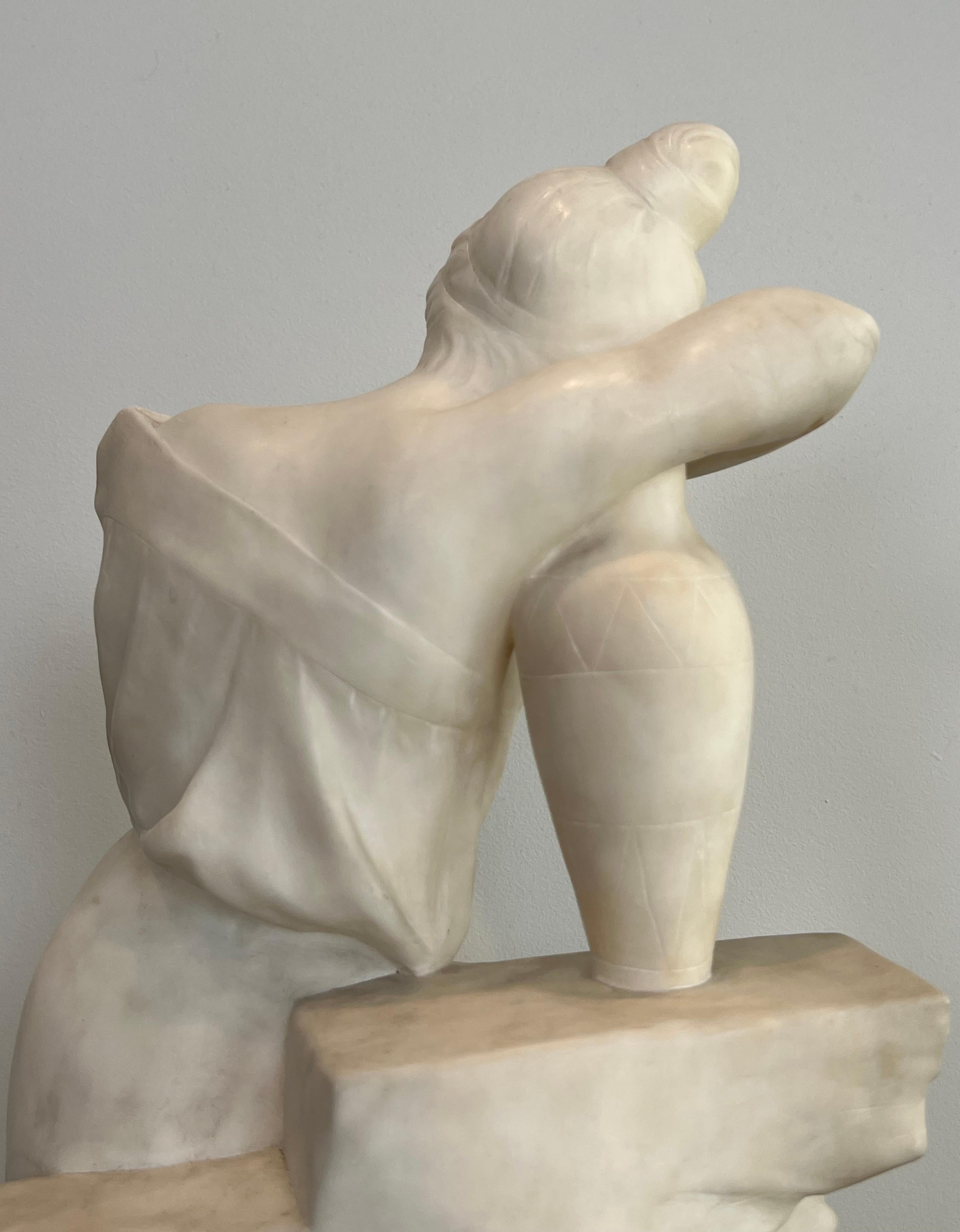 Carrara-Marmor-Skulptur, die ein romantisches junges Mädchen mit einem Krug darstellt, signiert im Angebot 7