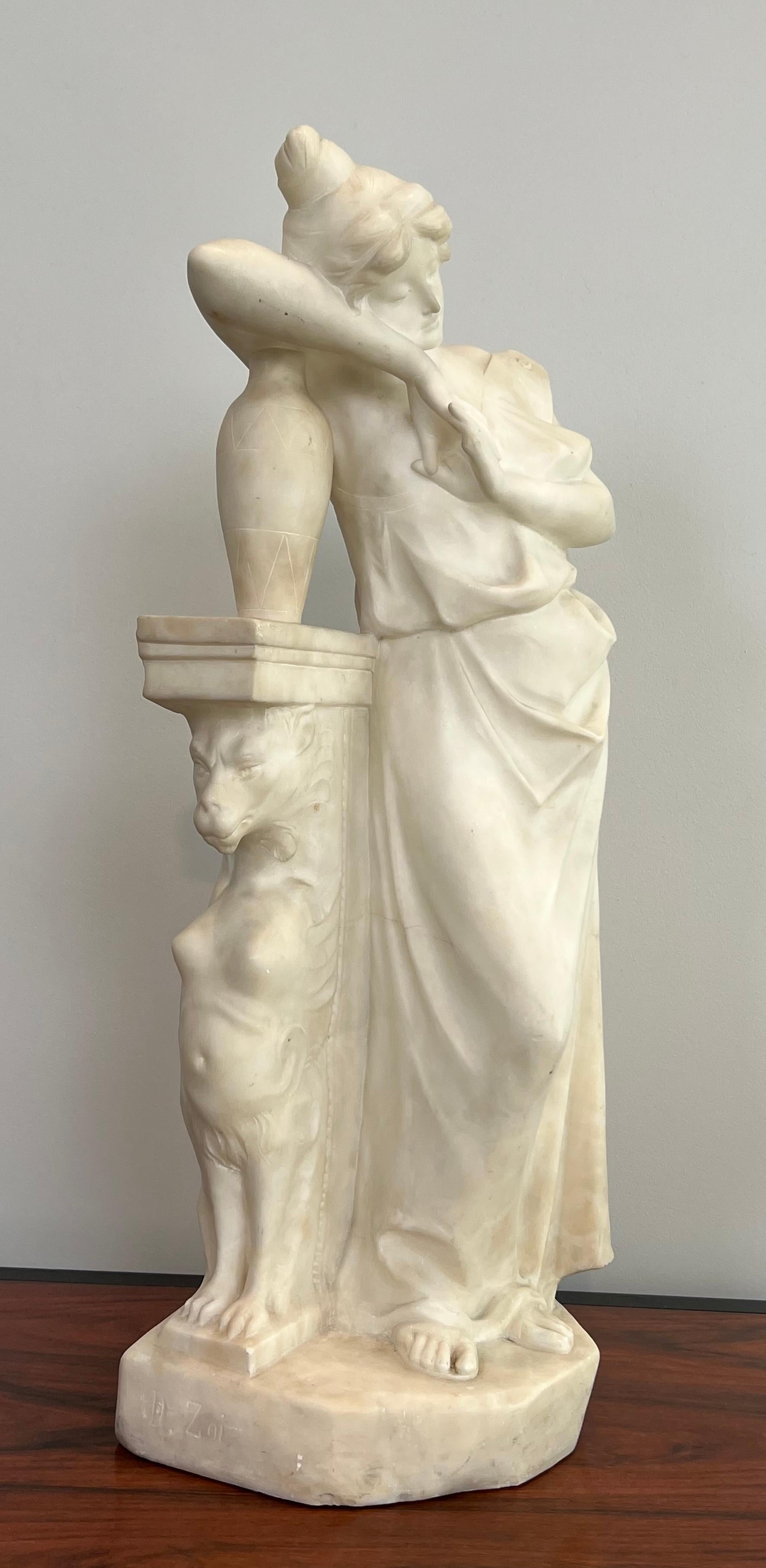 Skulptur aus Carrara-Marmor, die ein romantisches junges Mädchen mit einem Krug darstellt, das sich auf einen Pilaster mit dem Bildnis einer Sphinx stützt. Italienisches Werk signiert Dante Zoi aus Florenz. 19. Jahrhundert