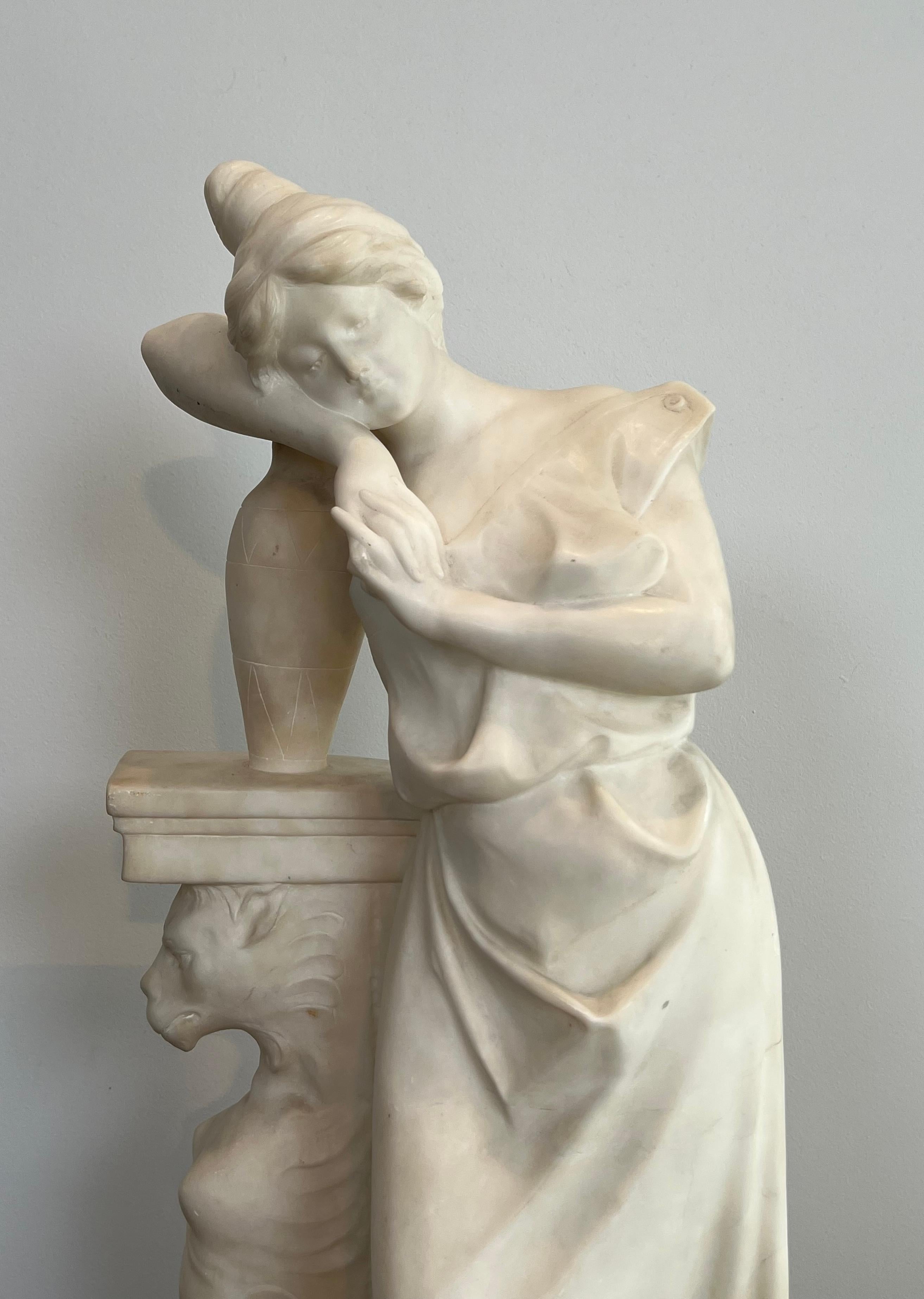 Carrara-Marmor-Skulptur, die ein romantisches junges Mädchen mit einem Krug darstellt, signiert im Zustand „Gut“ im Angebot in Marcq-en-Barœul, Hauts-de-France