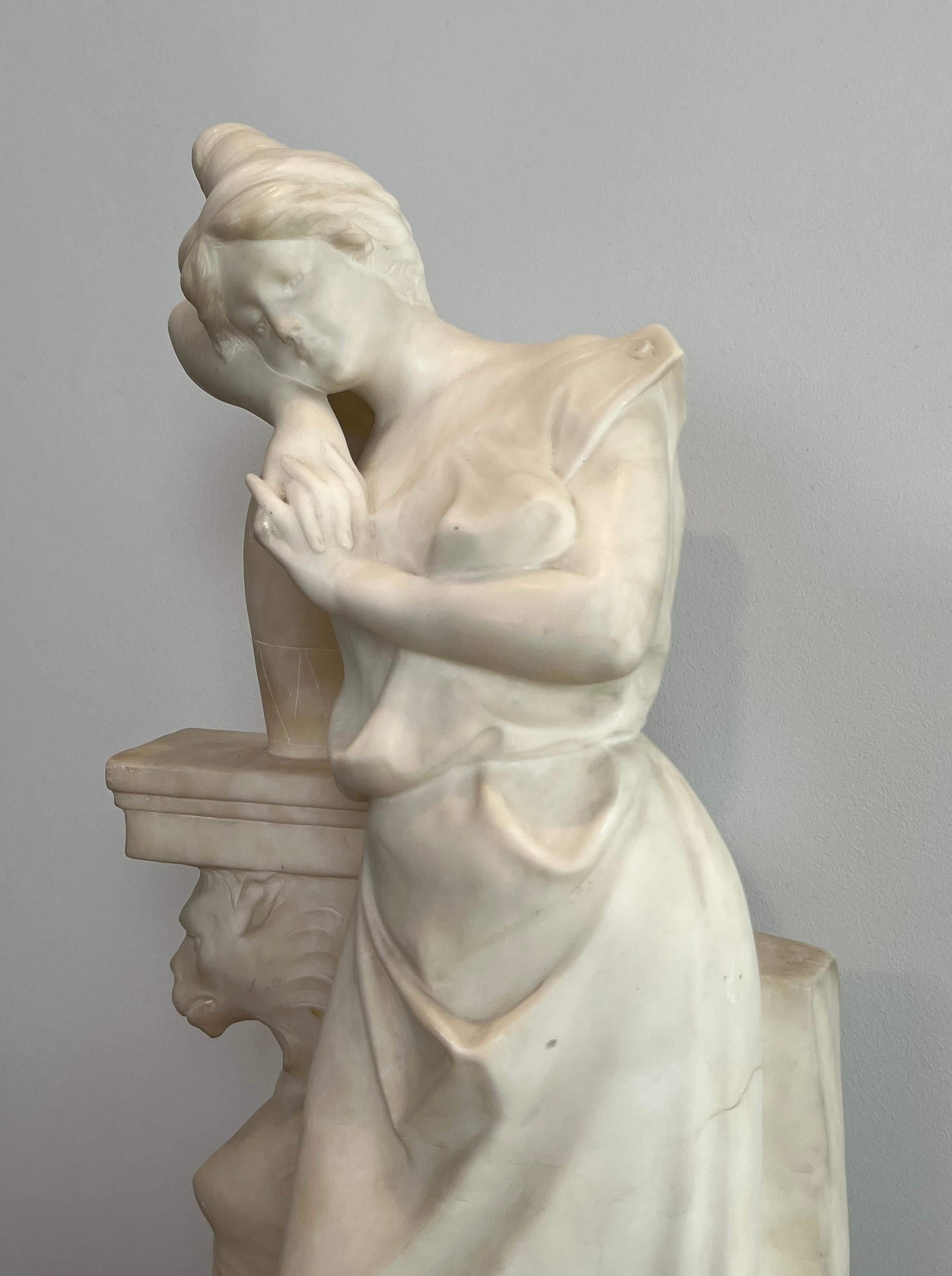 Carrara-Marmor-Skulptur, die ein romantisches junges Mädchen mit einem Krug darstellt, signiert (19. Jahrhundert) im Angebot