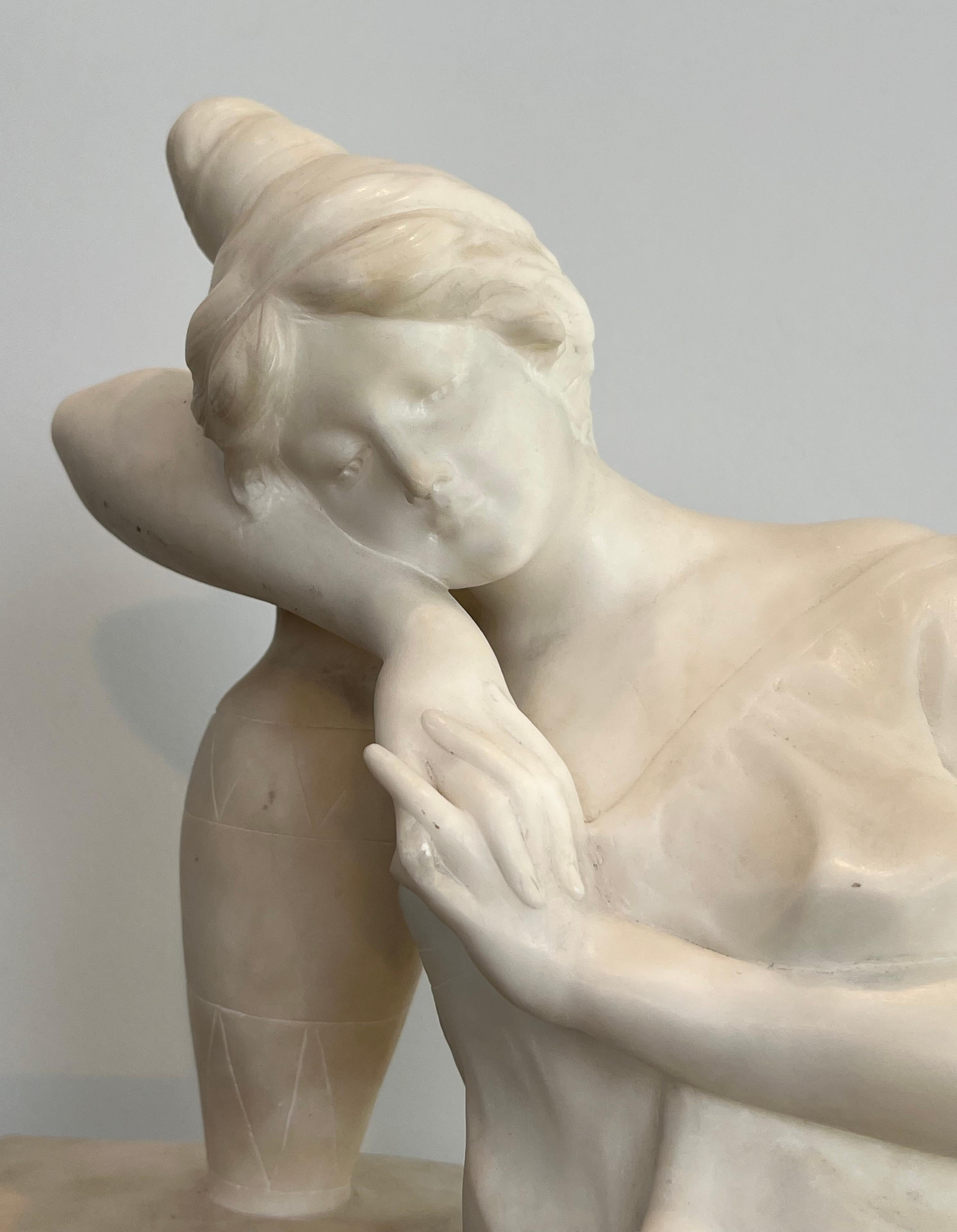Carrara-Marmor-Skulptur, die ein romantisches junges Mädchen mit einem Krug darstellt, signiert im Angebot 1