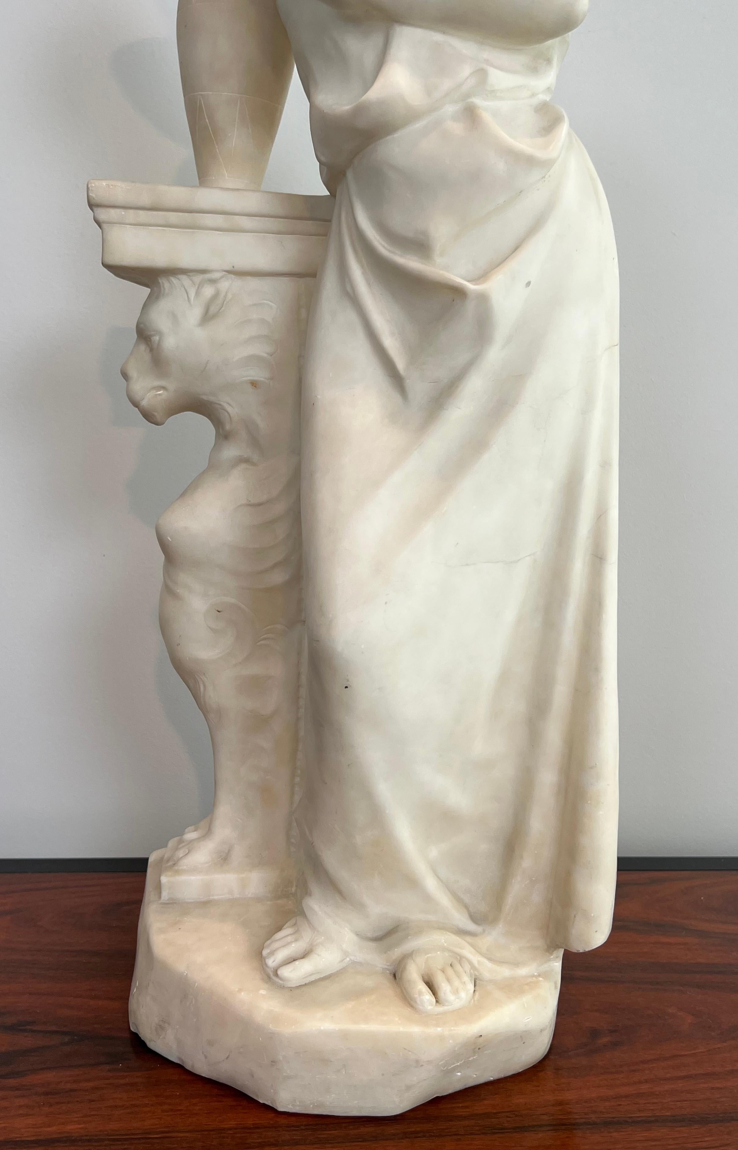 Carrara-Marmor-Skulptur, die ein romantisches junges Mädchen mit einem Krug darstellt, signiert im Angebot 2