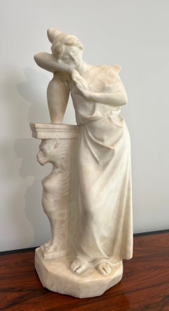 Escultura de mármol de Carrara que representa a una joven romántica con una jarra Firmada