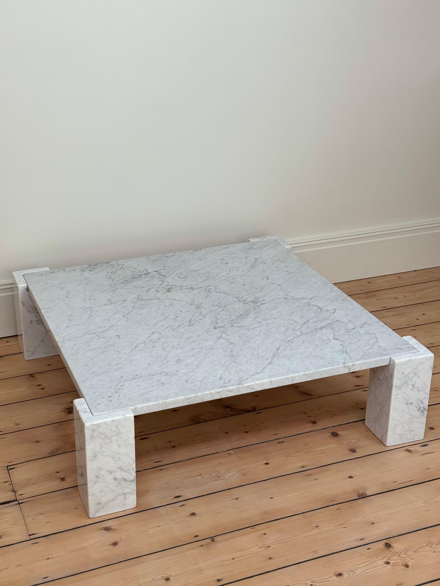 Une grande table basse en marbre de Carrare.

Magnifique veinage.

Bon état vintage avec quelques légères rayures de surface.

Les pieds sont détachés de la partie supérieure pour faciliter le transport.

H30 x L110 x D110cm