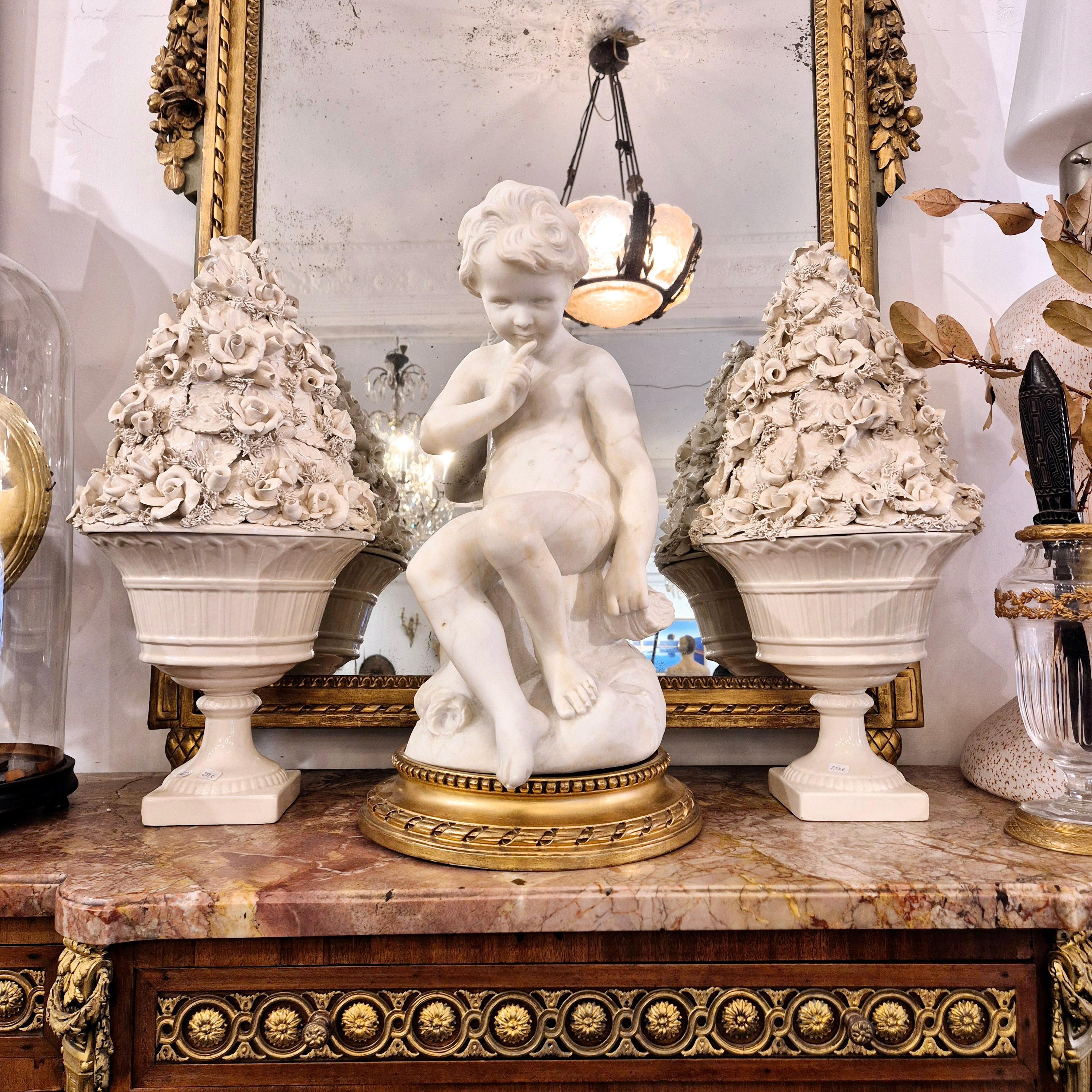 White marble sculpture of Cupid based on a work by Étienne Maurice Falconet (1716-1791), the original of which is in the Louvre Museum in Paris. It is presented on a gilded wooden base with a pearl stripe.

Very fine craftsmanship and high quality