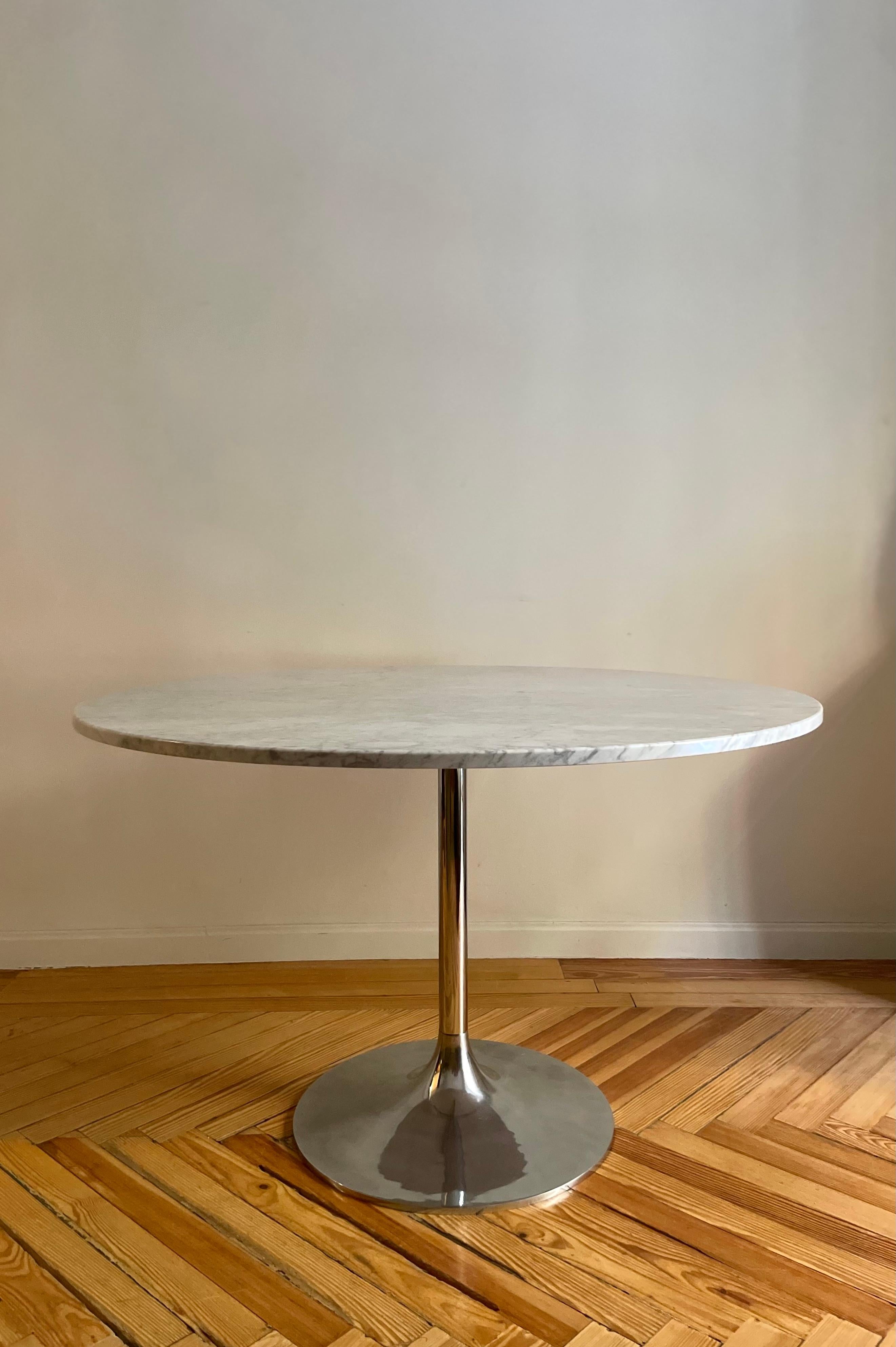 Table en marbre de Carrare de 2 cm d'épaisseur avec pied central en acier chromé. Italie, années 1970.

Hauteur : 74 cm
Diamètre : 120 cm