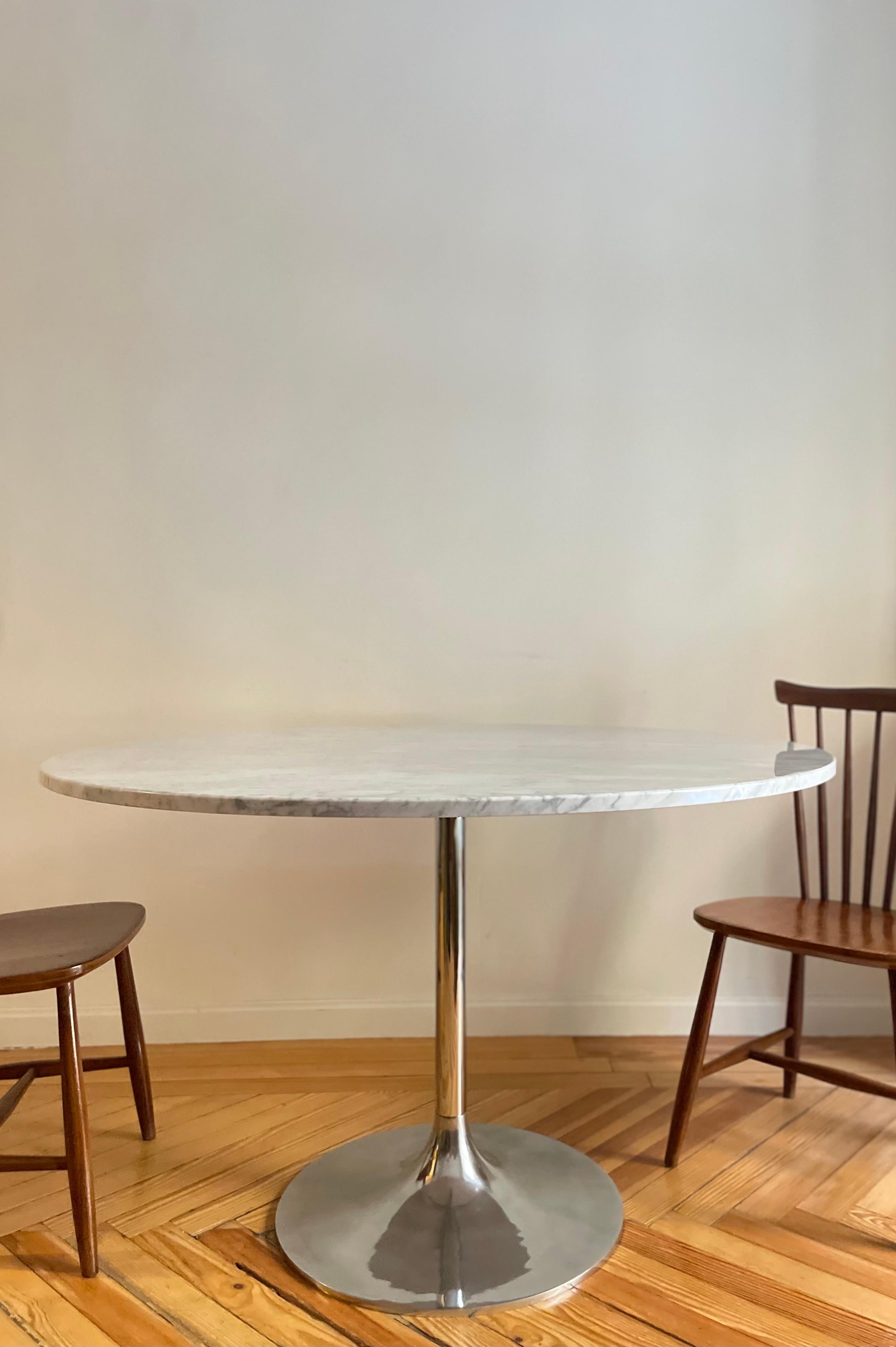 Chrome Table en marbre de Carrare en vente