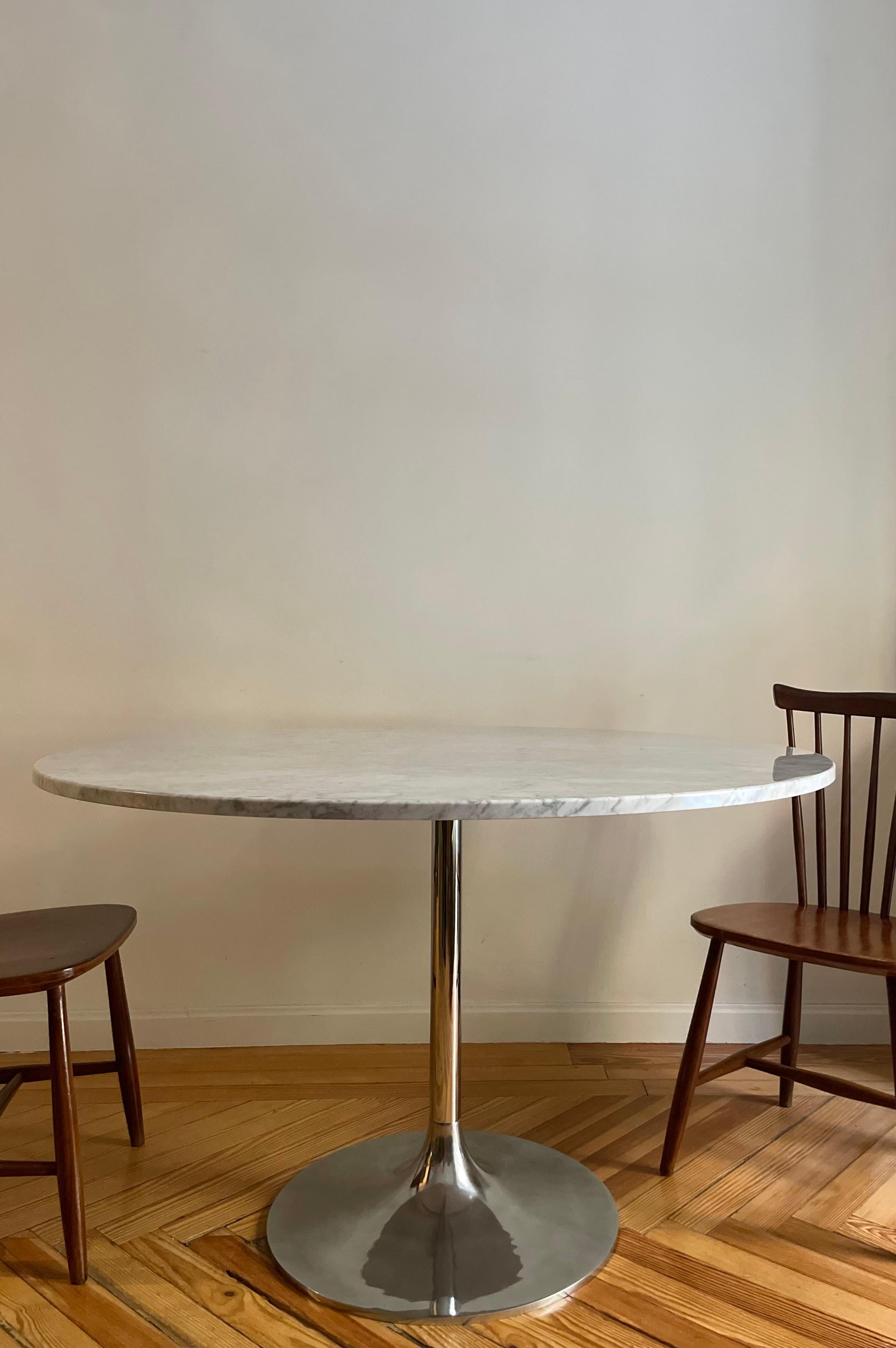 Table en marbre de Carrare en vente 1