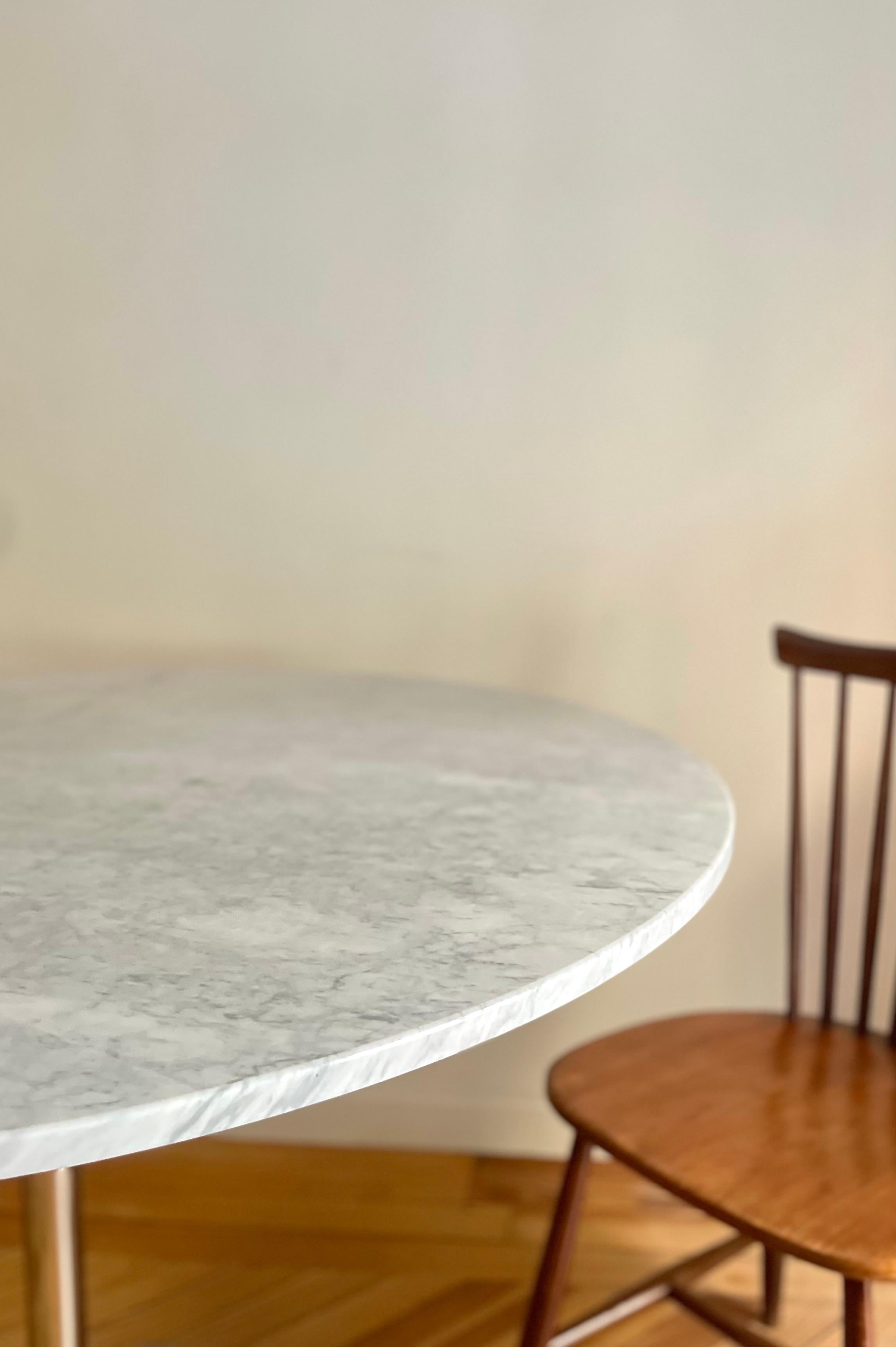 Table en marbre de Carrare en vente 3