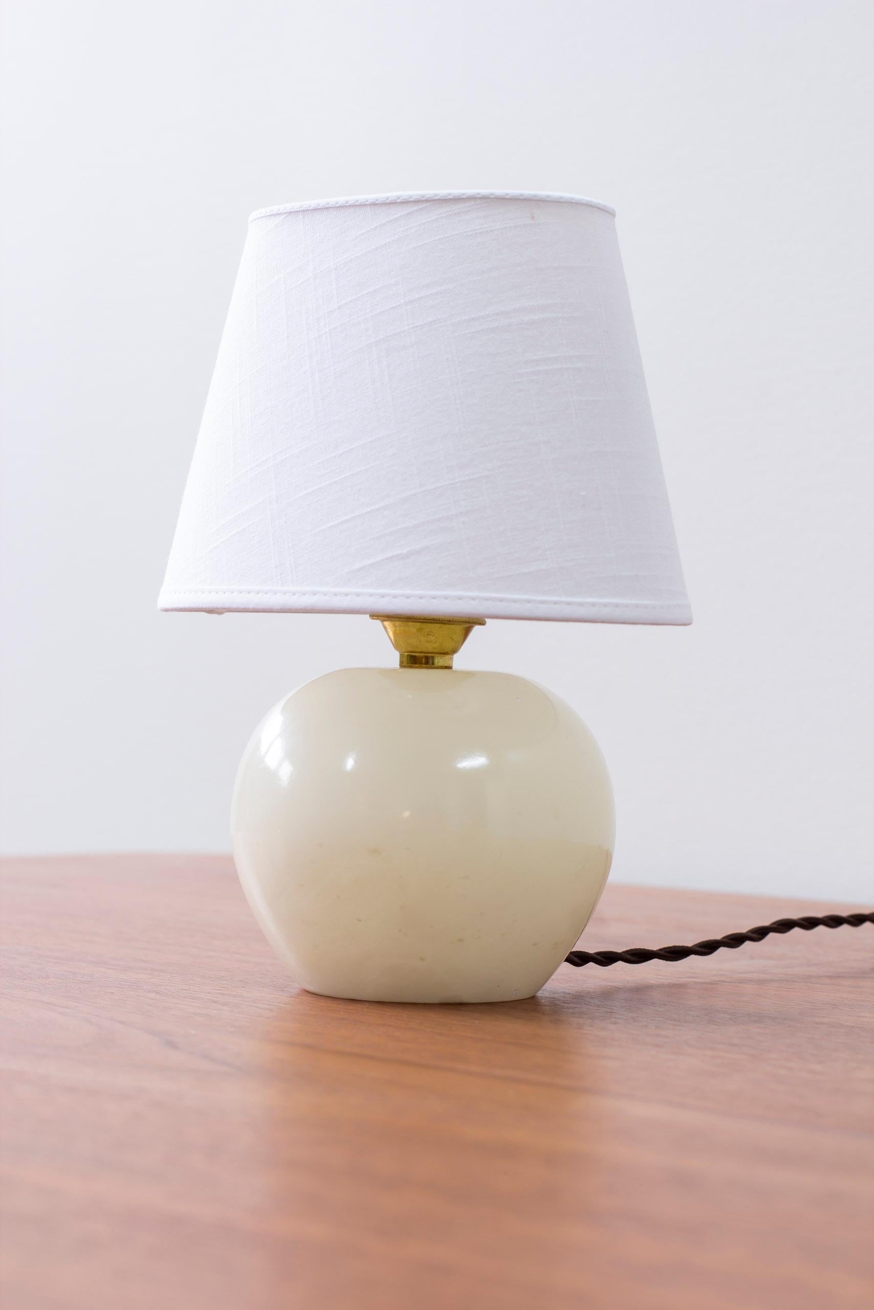 Table lamp model 2575 designed by Josef Frank. Produced by Svenskt Tenn and this piece ca 1950-60s. The lamp is commonly made from wood but this example made from carrara marble stone. New lamp shade in cotton. Very good vintage condition with light