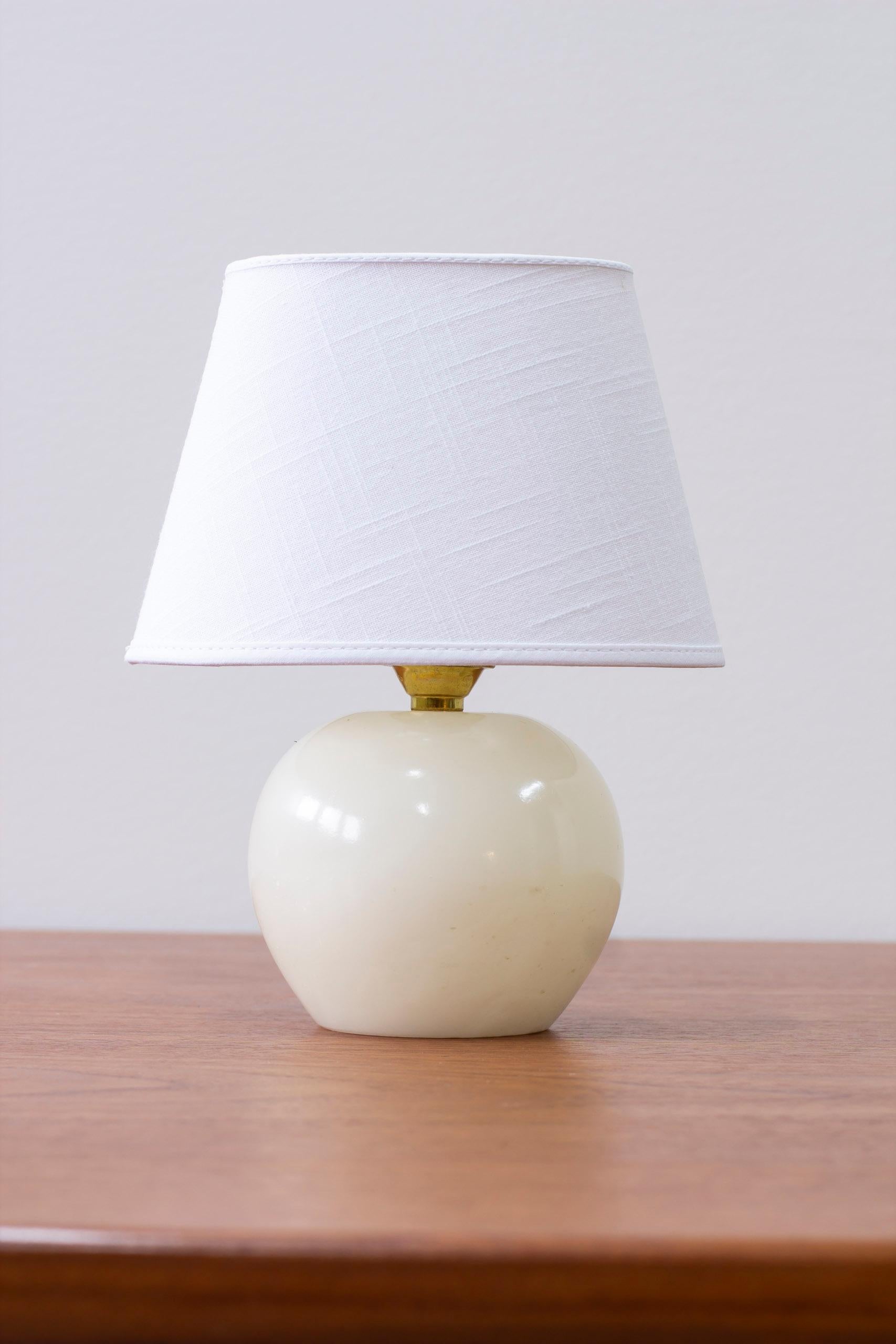 Scandinavian Modern Carrara marble table lamp 2575 by Josef Frank, Svenskt tenn