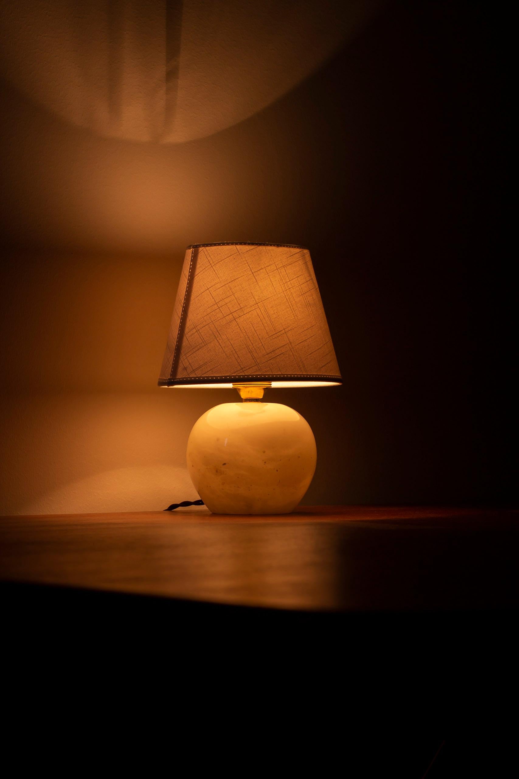 Mid-20th Century Carrara marble table lamp 2575 by Josef Frank, Svenskt tenn