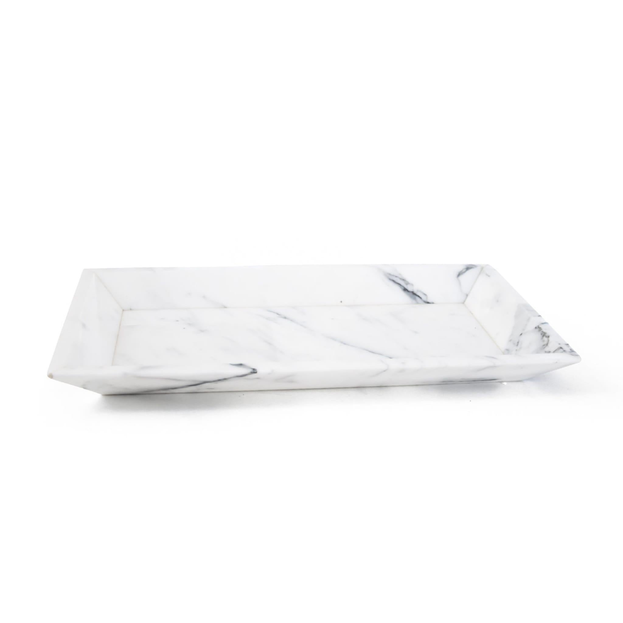 Dieses rechteckige Tablett aus Carrara-Marmor, das Funktionalität und Ästhetik vereint, ist ein unverzichtbarer Tischartikel, der durch sein schlichtes Design besticht. Die charakteristische graue Maserung, die seine Oberfläche ziert, ist eine