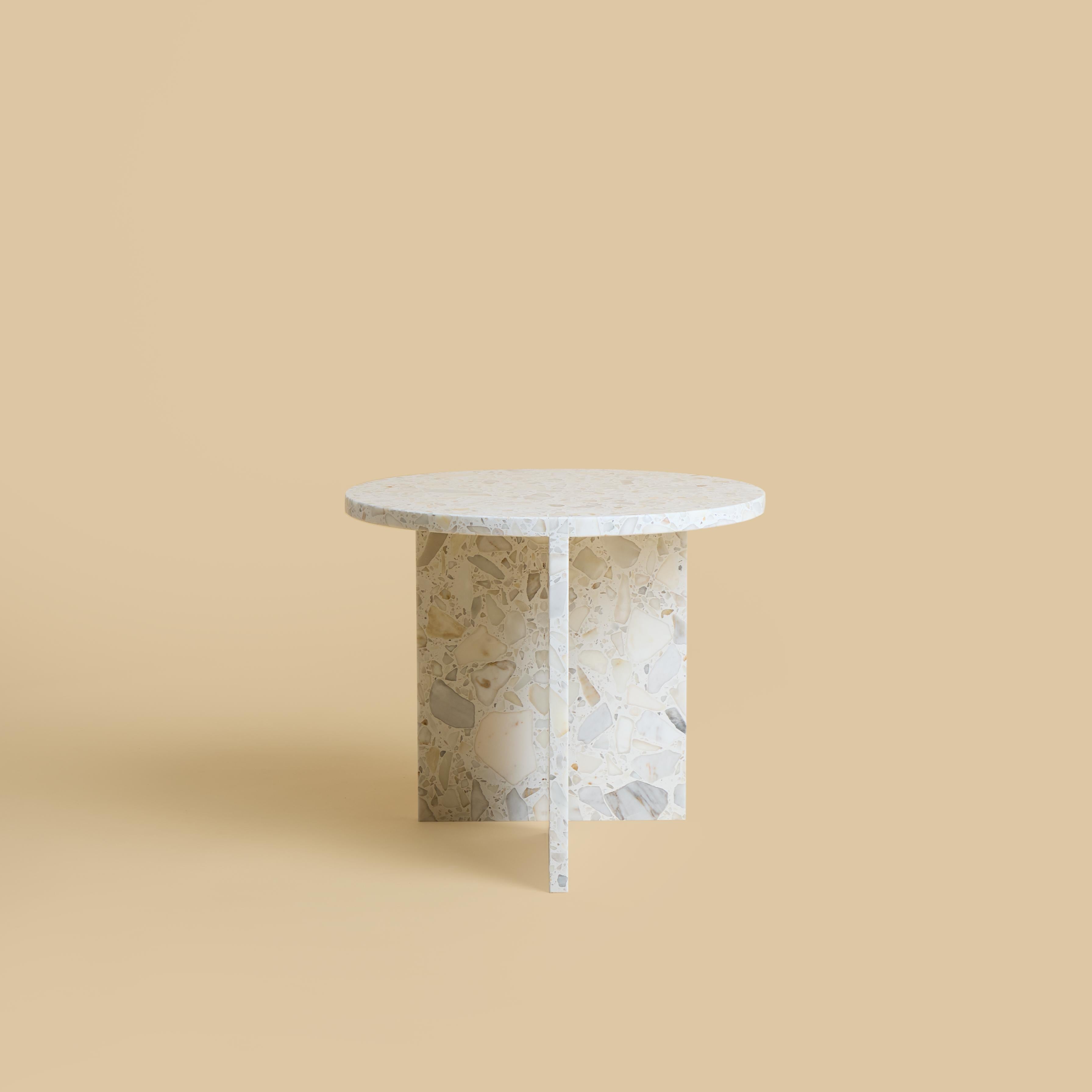 italien Table basse circulaire en marbre de Carrare et terrazzo, fabriquée en Italie en vente