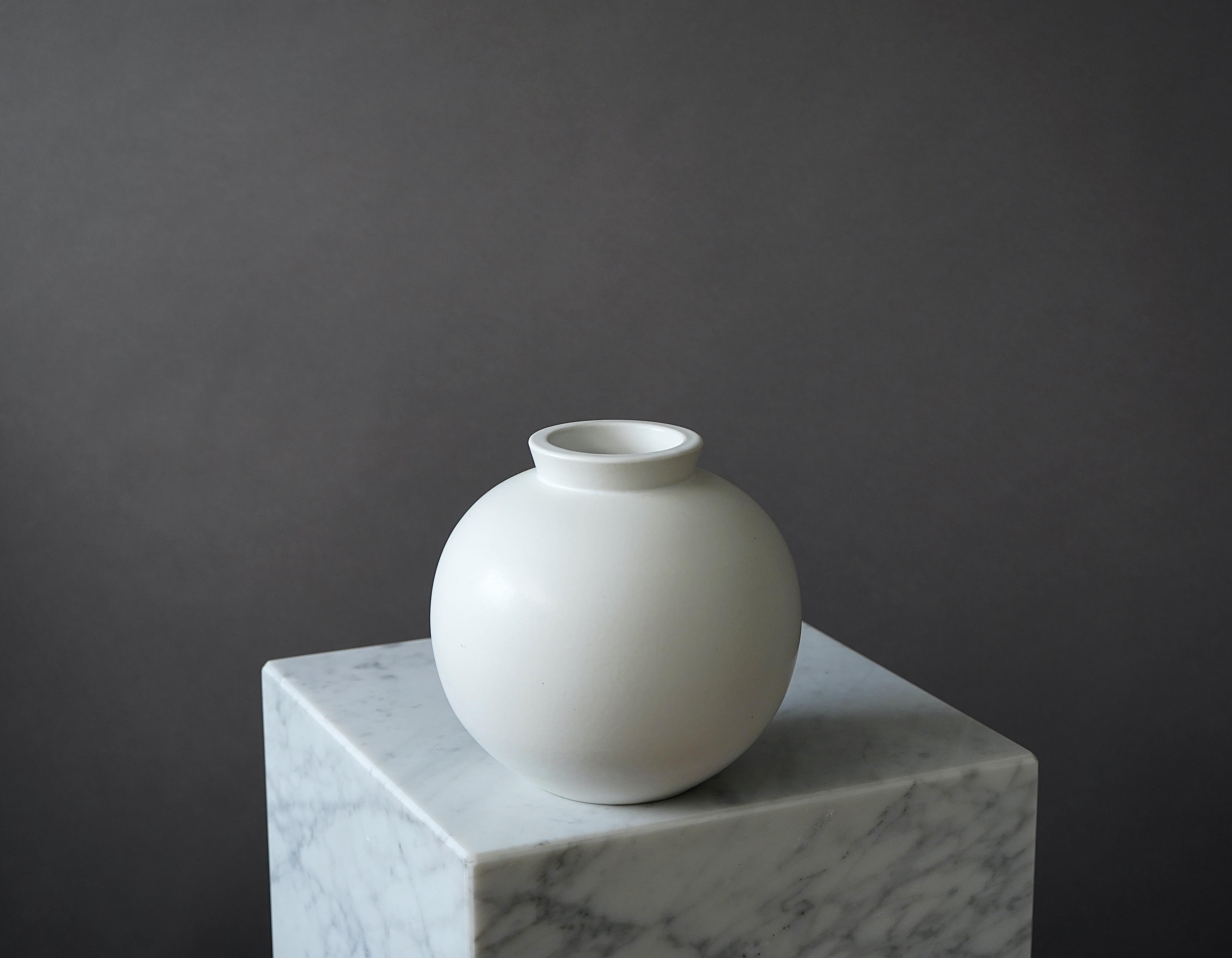 A beautiful 'Swedish Modern' stoneware vase with 'Carrara' glaze.
Made by Wilhelm Kåge at Gustavsberg in Sweden, 1930s. 

Excellent condition. 
Impressed 'Gustavsberg / KÅGE / HANDDREJAD'.

Wilhelm Kåge was a Swedish artist, painter, and ceramicist.