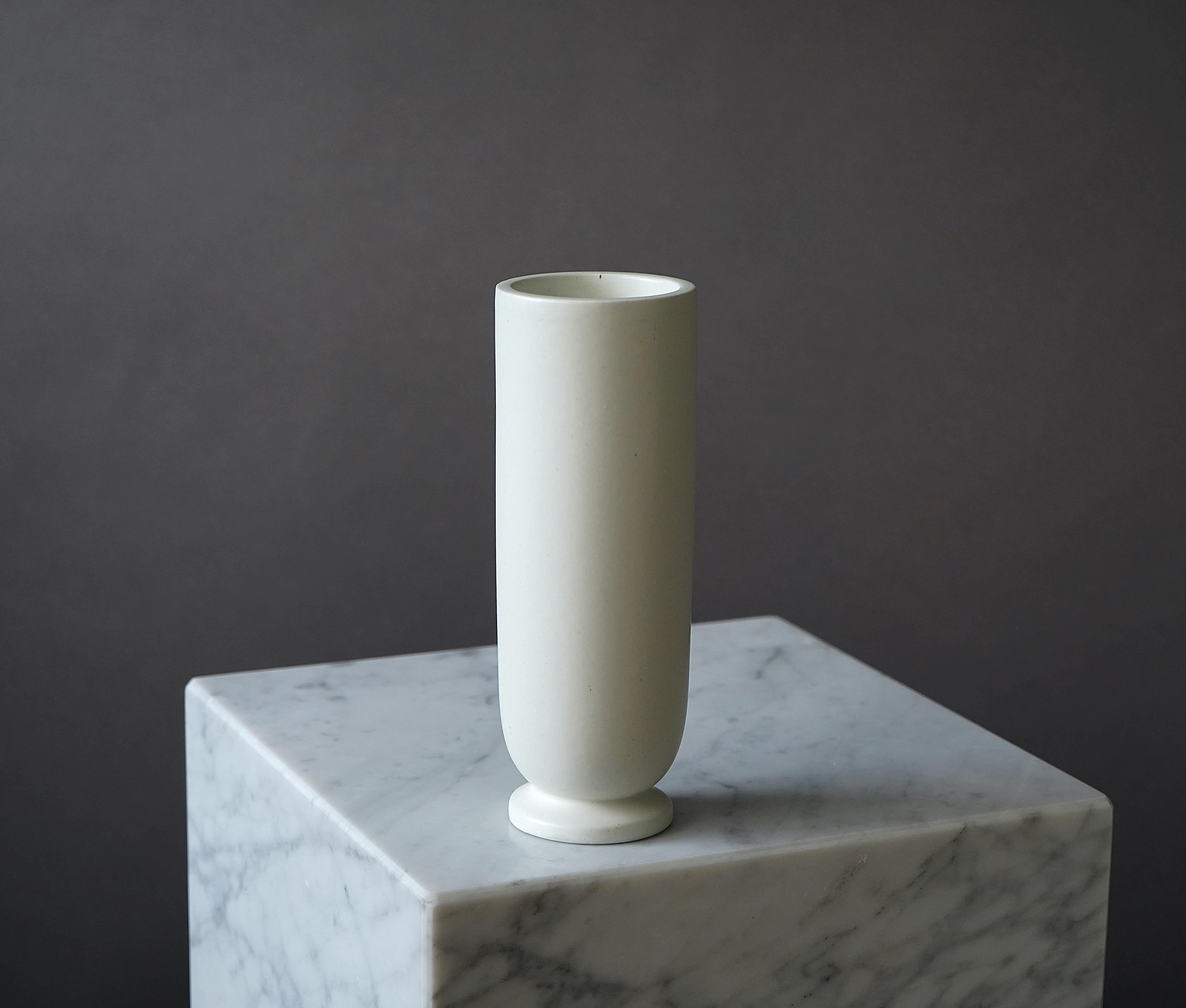 A beautiful 'Swedish Modern' stoneware vase with 'Carrara' glaze.
Made by Wilhelm Kåge at Gustavsberg in Sweden, 1930s. 

Excellent condition. 
Stamped 'Gustavsberg / CARRARA'.

Wilhelm Kåge was a Swedish artist, painter, and ceramicist. Between
