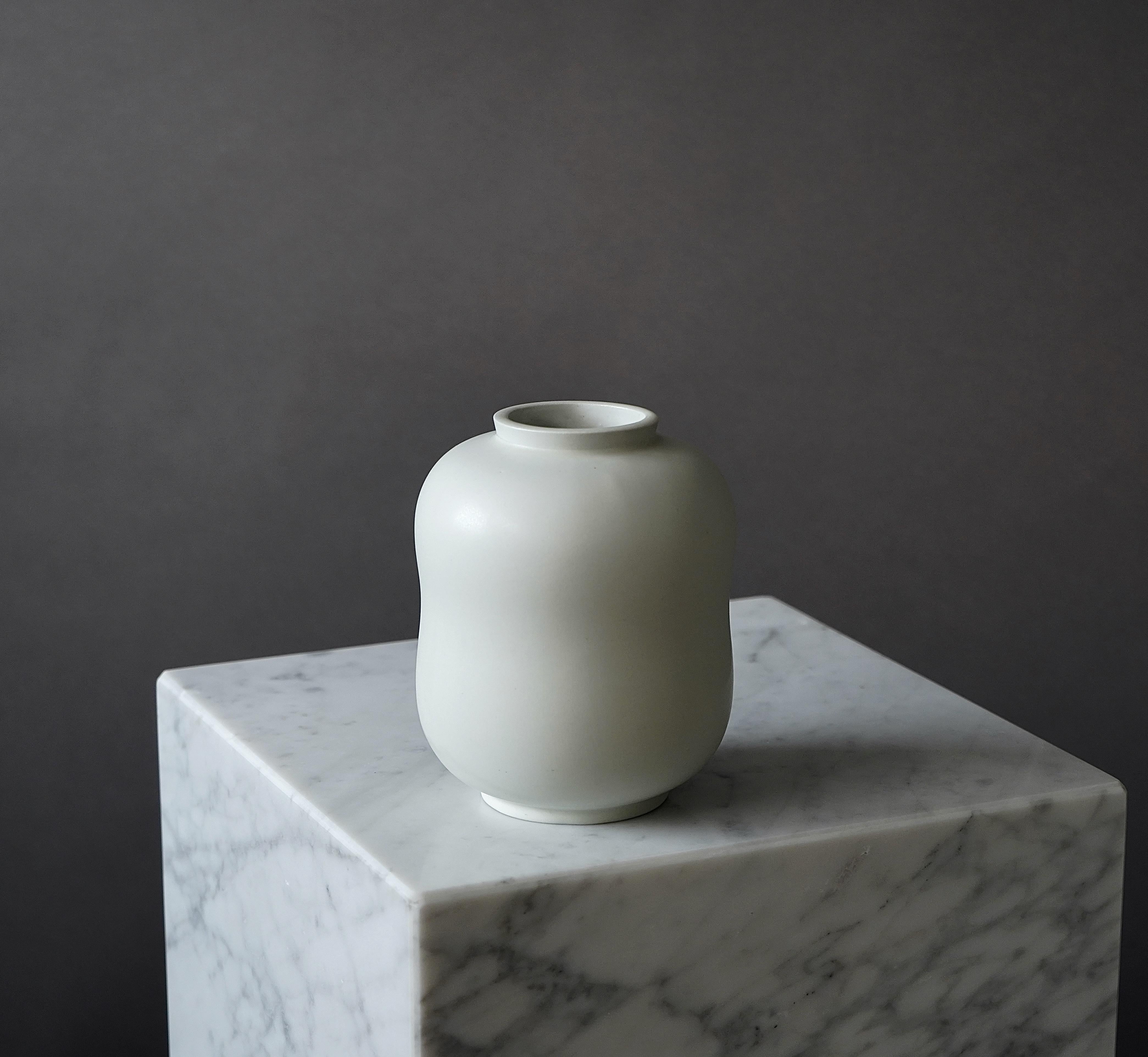 A beautiful 'Swedish Modern' stoneware vase with 'Carrara' glaze.
Made by Wilhelm Kåge at Gustavsberg in Sweden, 1930s. 

Great condition. 
Stamped 'Gustavsberg / CARRARA'.

Wilhelm Kåge was a Swedish artist, painter, and ceramicist. Between 1917