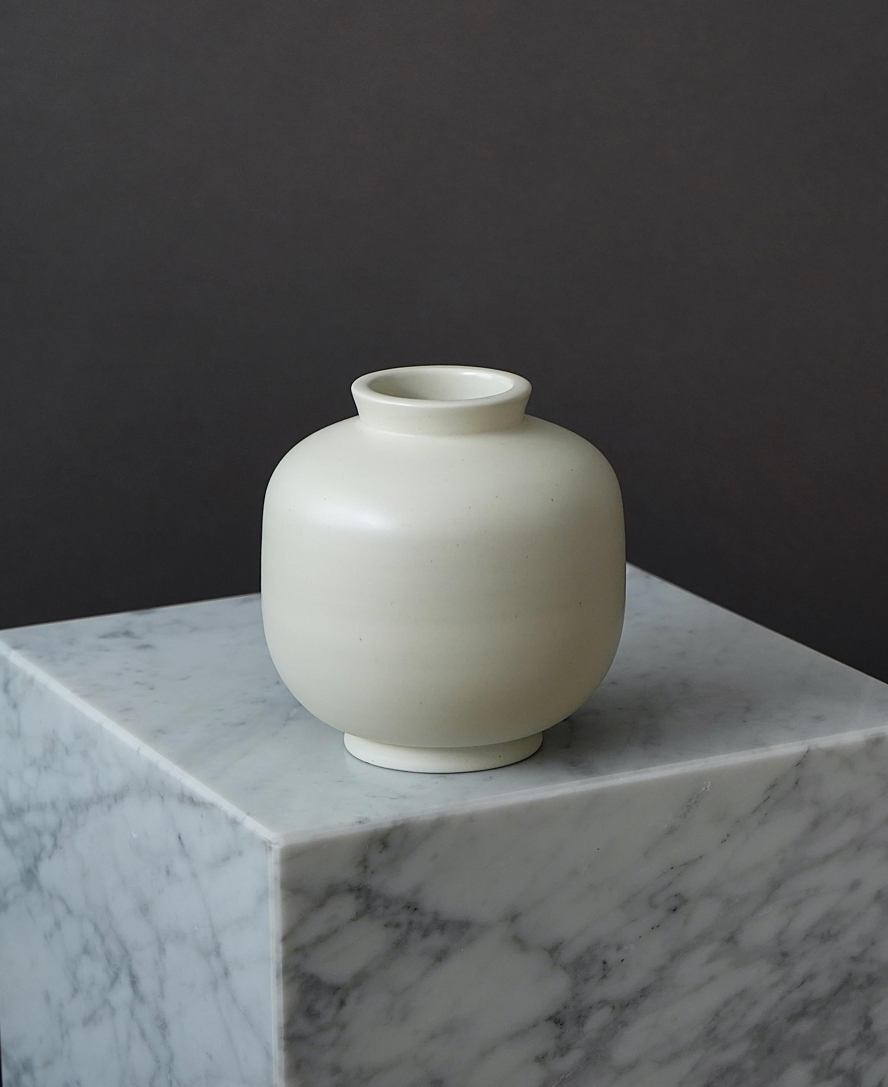 A beautiful 'Swedish Modern' stoneware vase with 'Carrara' glaze.
Made by Wilhelm Kåge at Gustavsberg in Sweden, 1930s. 

Great condition. 
Stamped 'Gustavsberg / CARRARA' and impressed 'Gustavsberg / HANDDREJAD'.

Wilhelm Kåge was a Swedish artist,