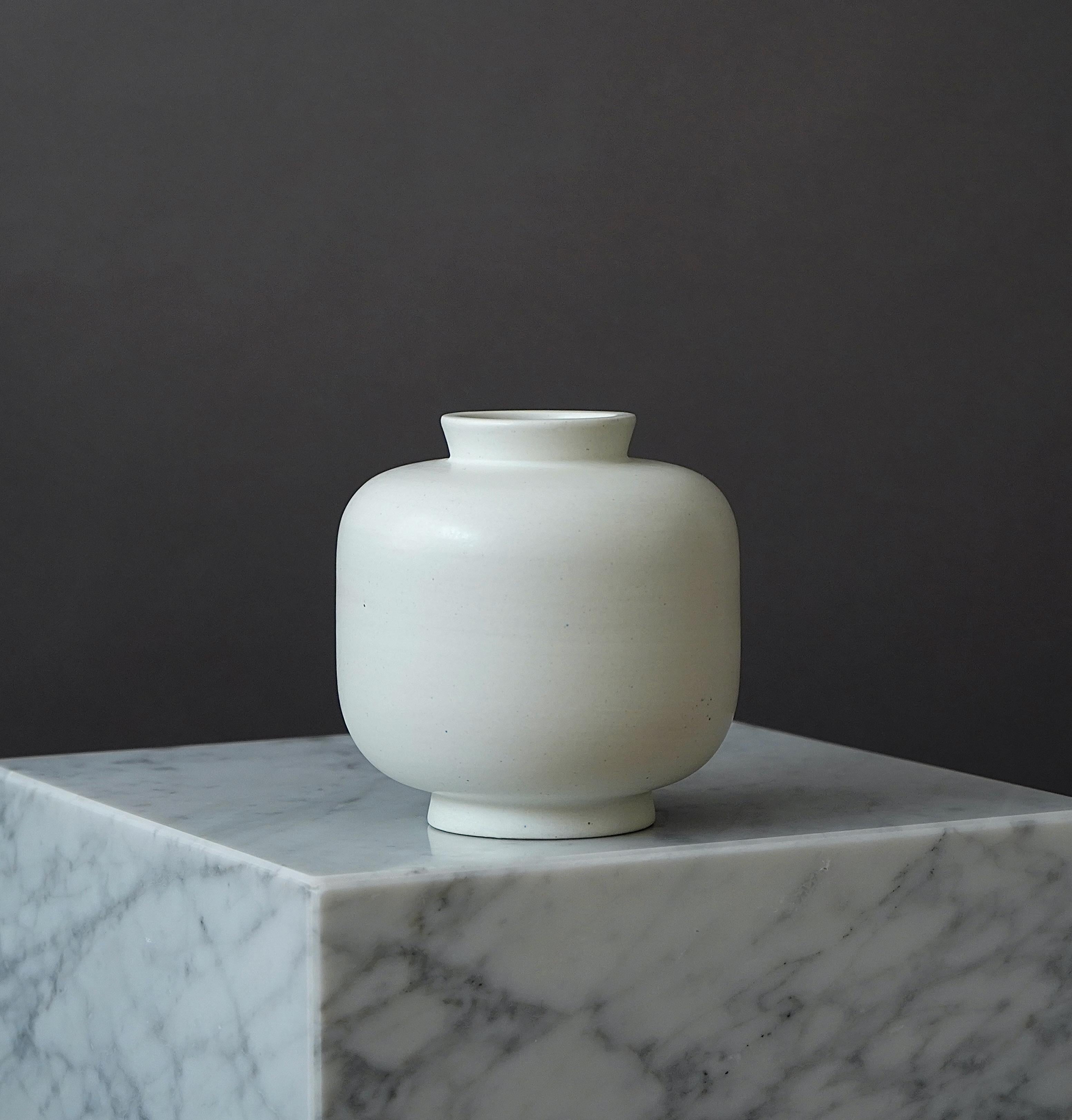 Scandinavian Modern 'Carrara' Vase by Wilhelm Kåge for Gustavsberg, Sweden, 1930s For Sale