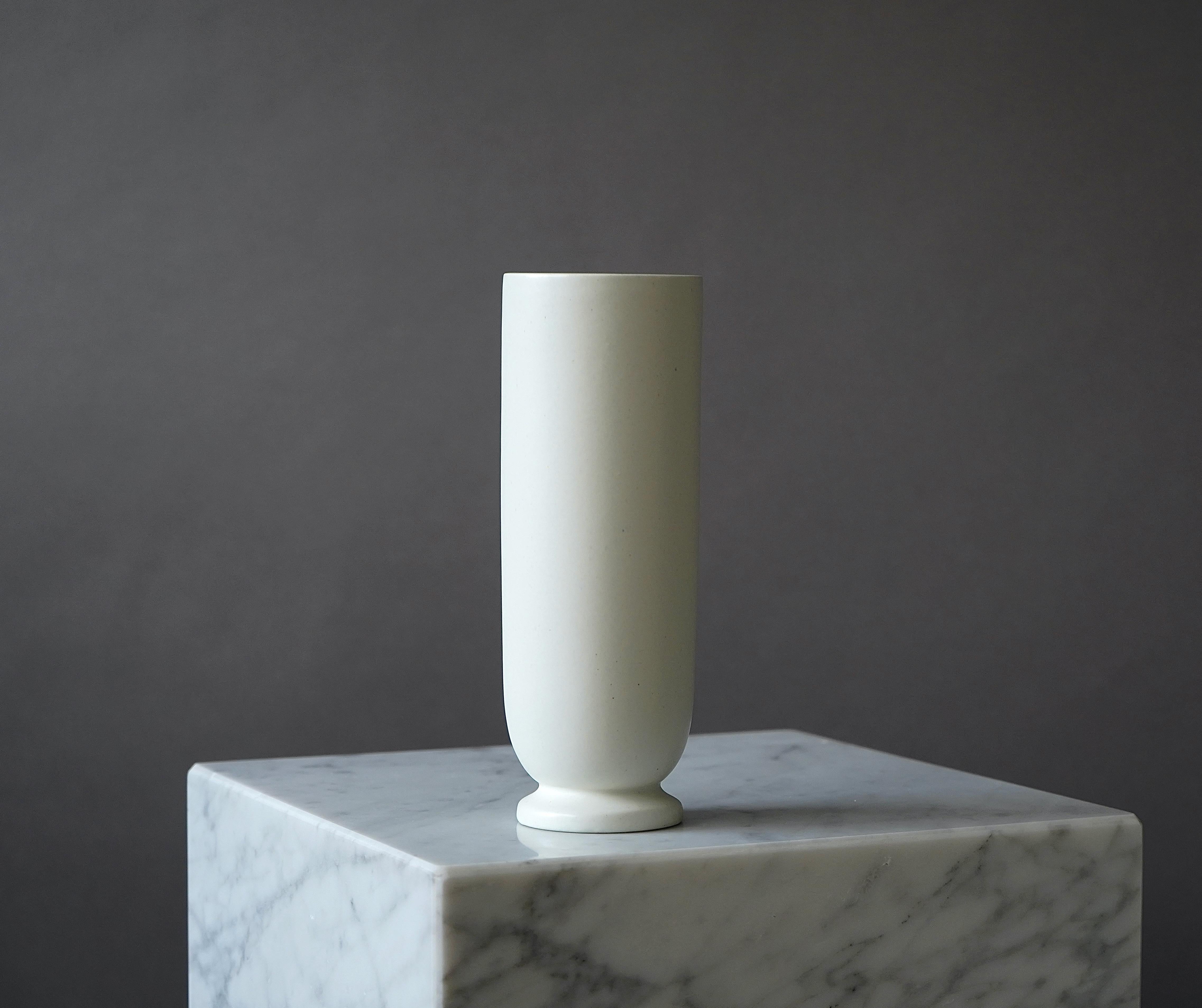 Tornito Vaso 'Carrara' bianco di Wilhelm Kage per Gustavsberg, Svezia, anni '30 in vendita