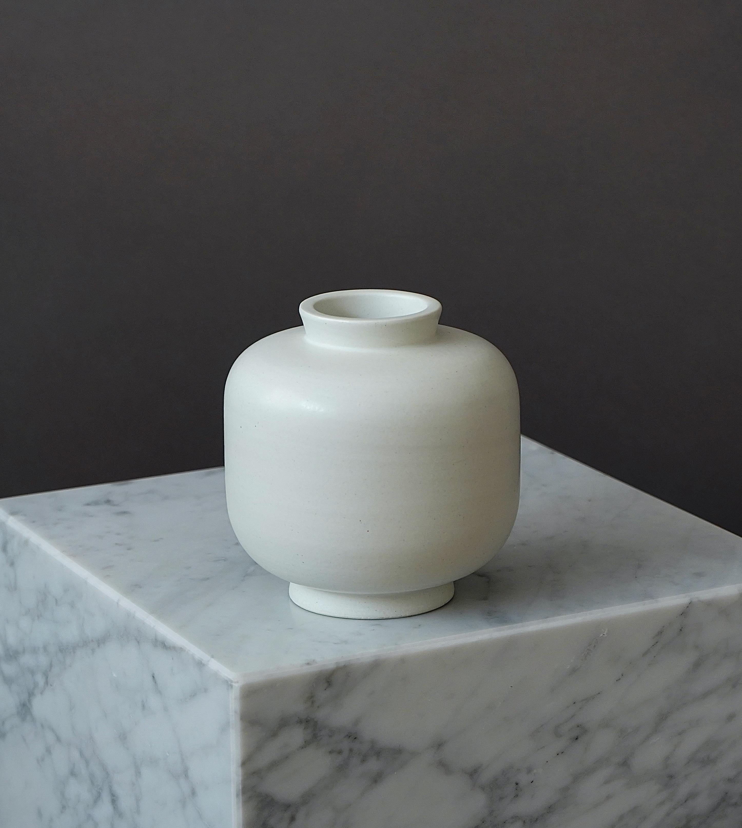 Jarrón blanco 'Carrara' de Wilhelm Kage para Gustavsberg, Suecia, años 30 en Bueno estado para la venta en Malmö, SE