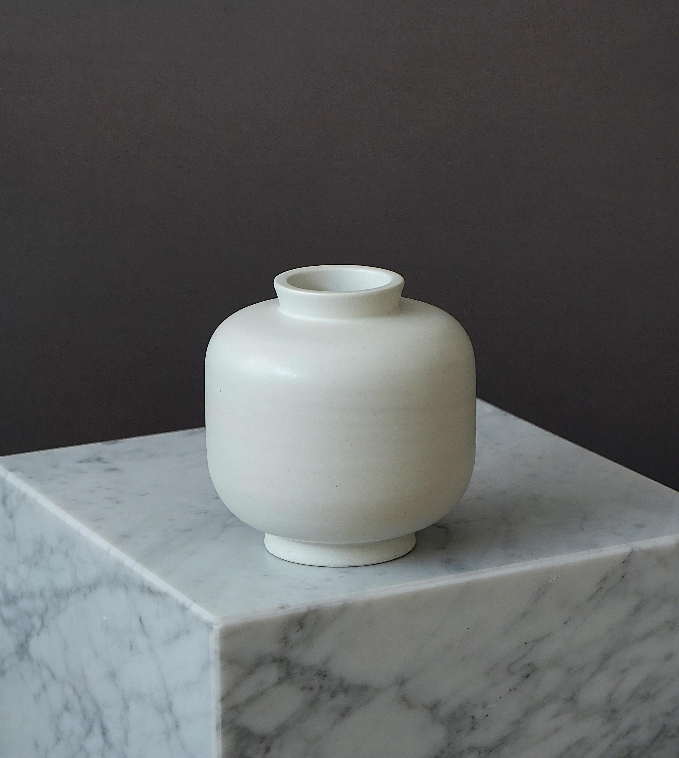 'Carrara' Vase by Wilhelm Kåge for Gustavsberg, Sweden, 1930s In Good Condition For Sale In Malmö, SE