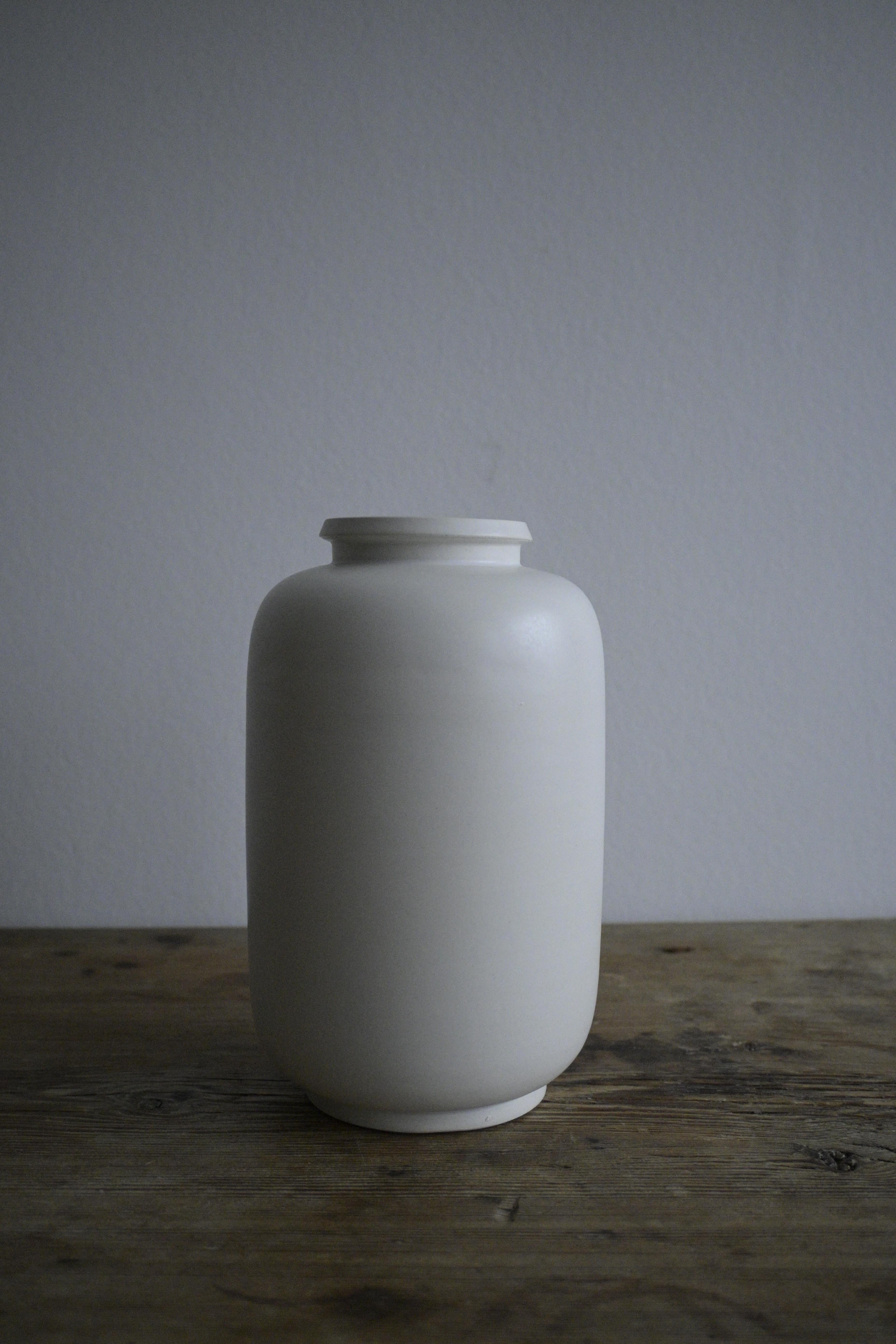 'Carrara' Vase by Wilhelm Kåge, Gustavsberg 1930

A beautiful swedish modern stoneware vase with 'Carrara' glaze in great condition.

Height: 20 cm/7.8 inch
Diameter: 13 cm/5.1 inch

Marked HANDDREJAD , Gustavsberg, KÅGE