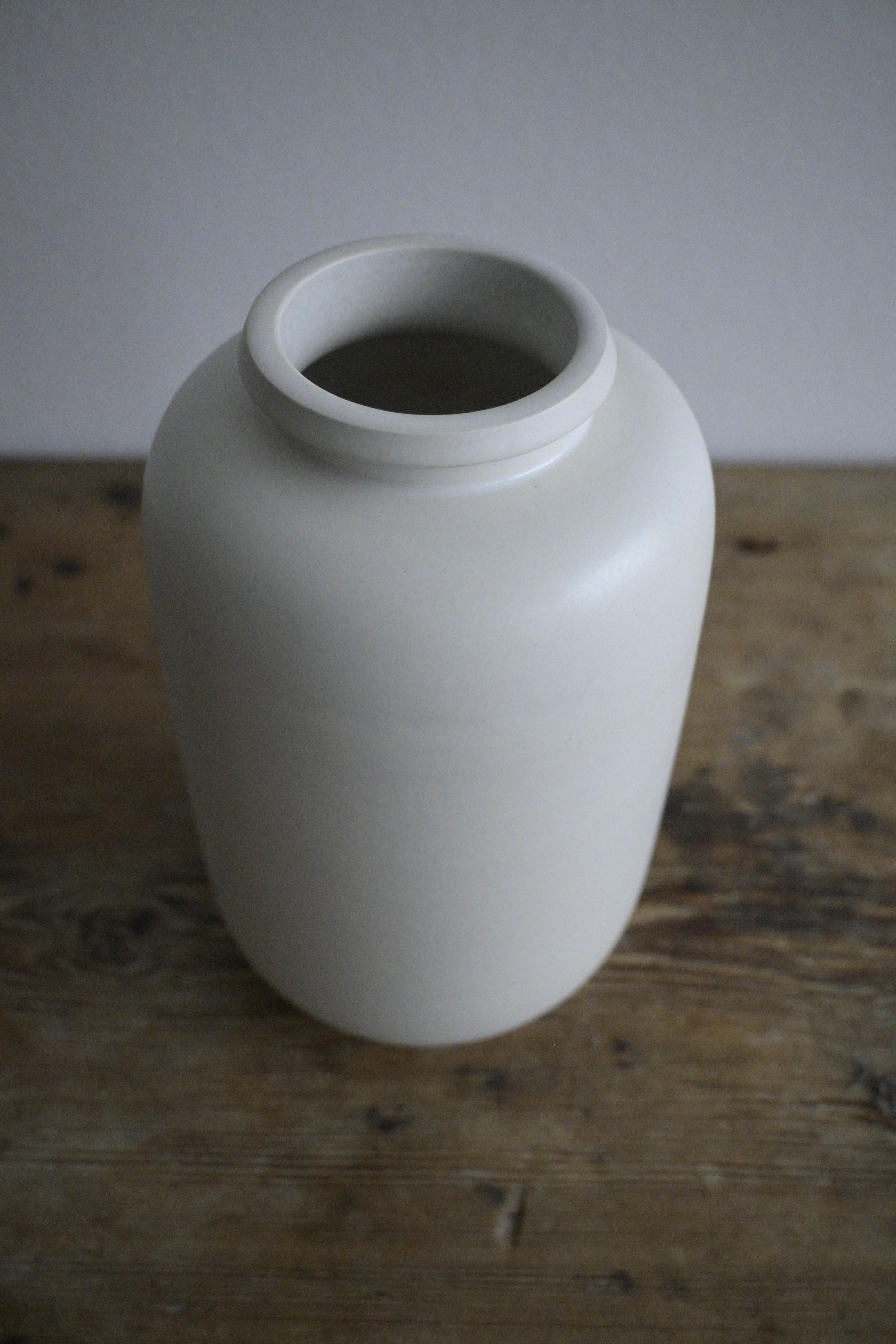 'Carrara' Vase by Wilhelm Kåge, Gustavsberg 1930 In Excellent Condition For Sale In Farsta, SE