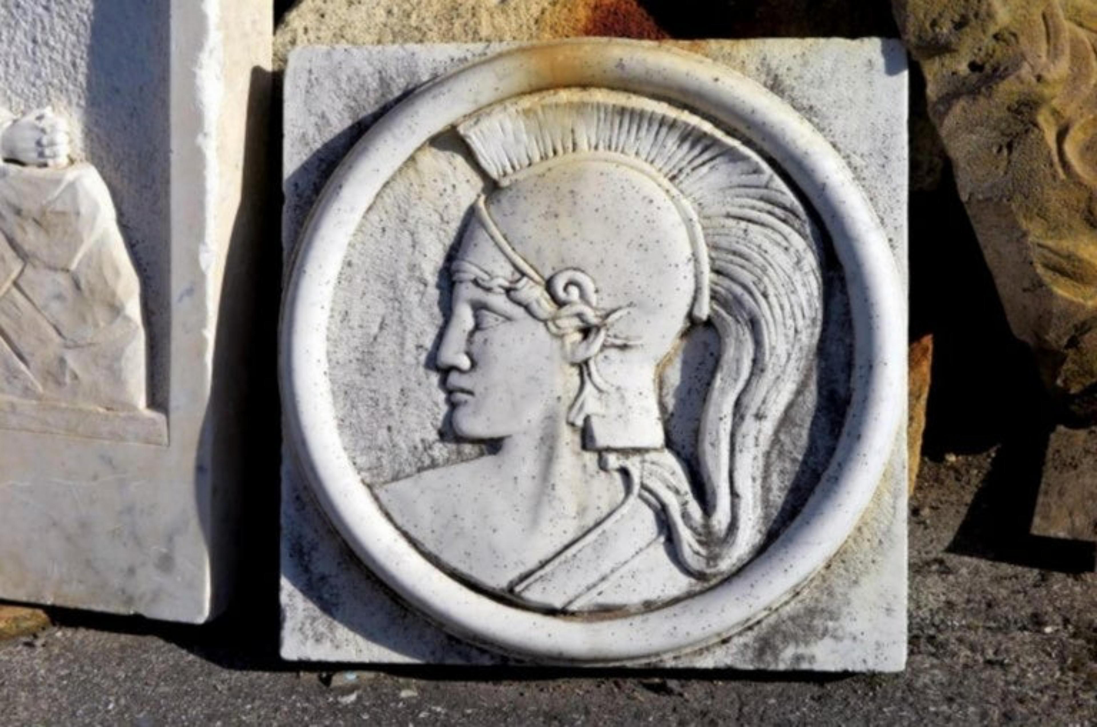 italien Bas-relief blanc de Carrare « Paleda Atena » a débuté au 20ème siècle en vente