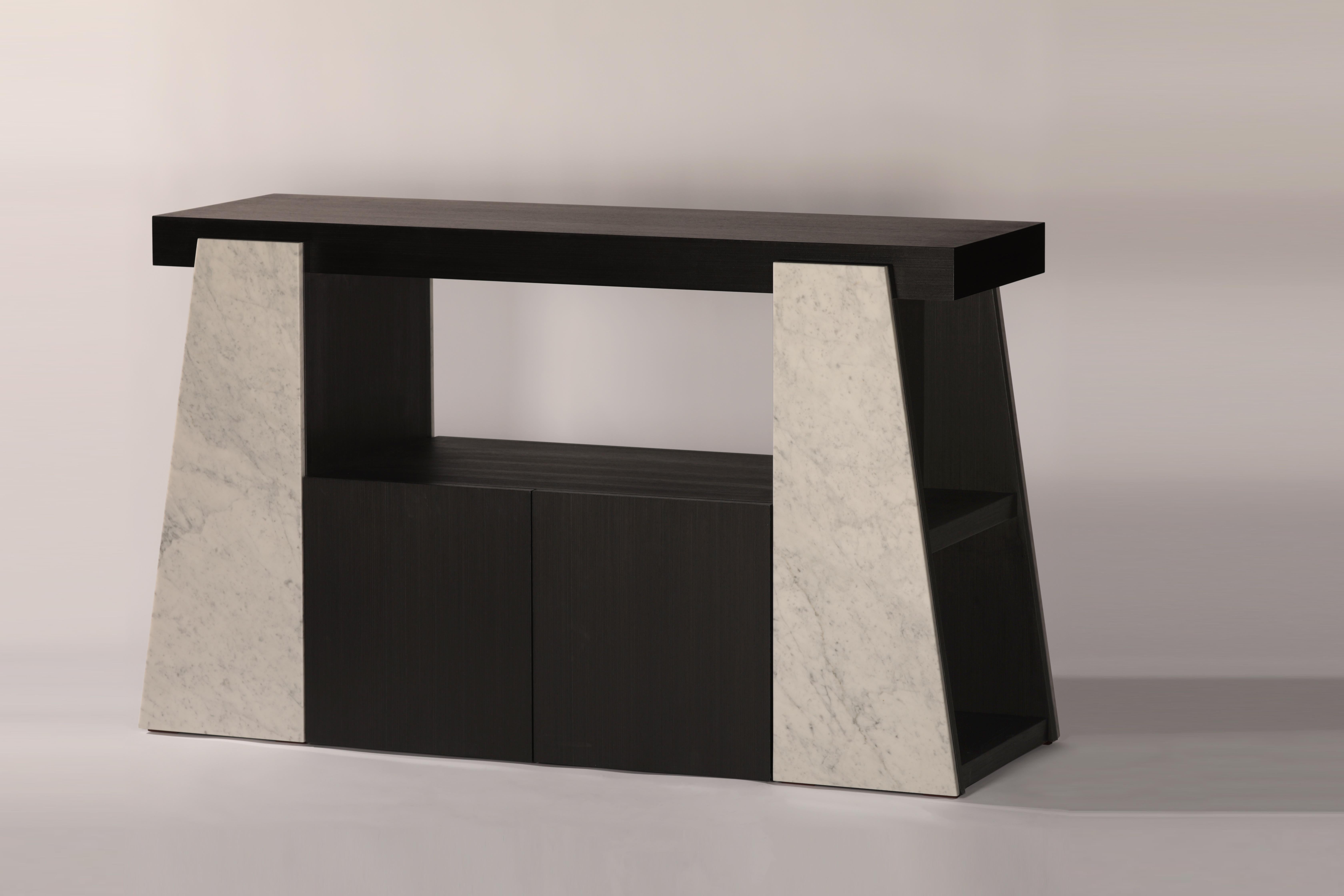 Anrichte Fiesta aus Carrara-Weiß und schwarzer Eiche von Studio Mohs
Abmessungen: B 136 x T 52 x H 83 cm
MATERIALIEN: Marmor, Schwarzes Holz.

Studio Mohs ist ein kreatives Designstudio mit Sitz in Istanbul, das auf der Suche nach verschiedenen